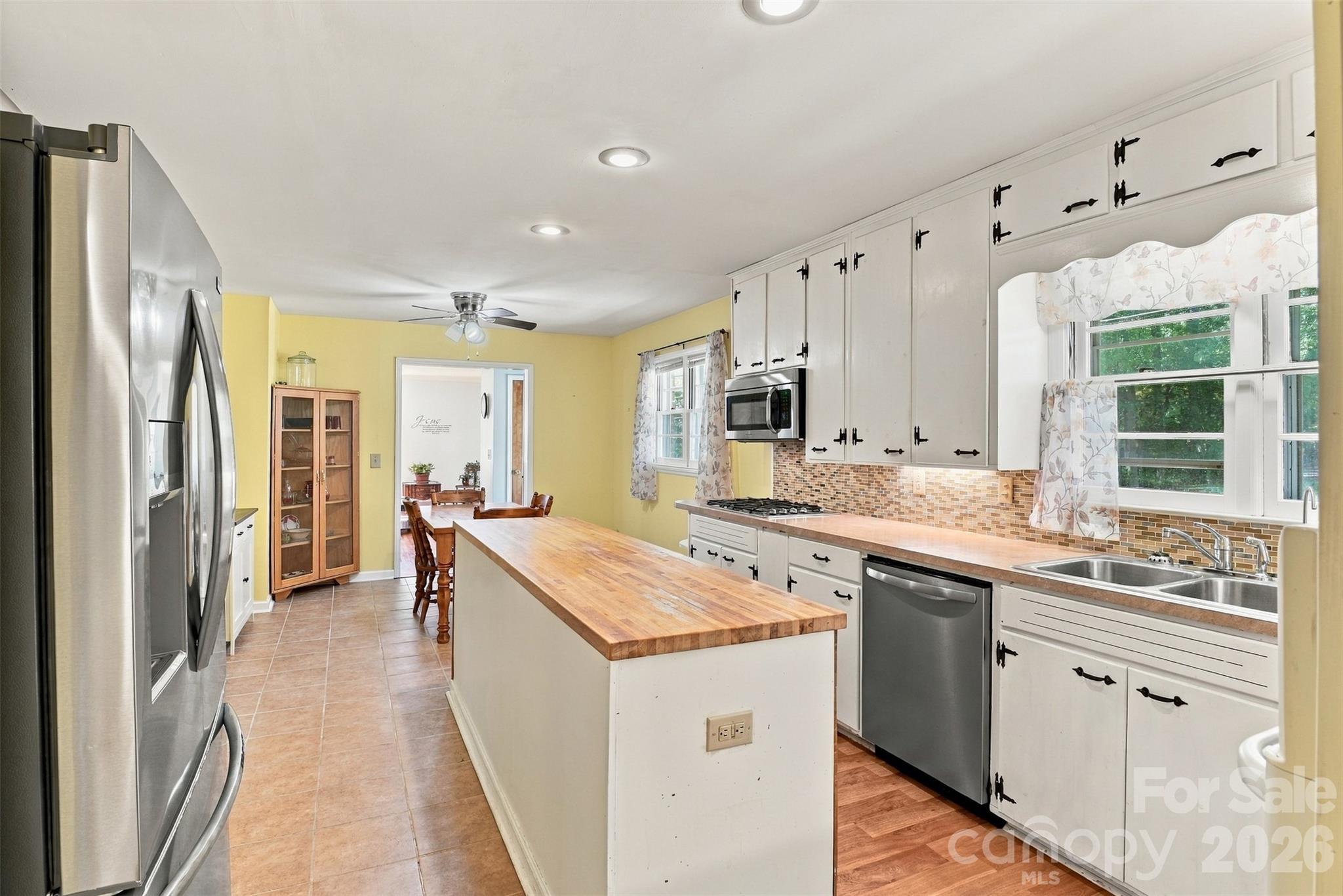 Single Family Residence at 7218 Lakeside Drive N, Charlotte, photo 11 of 30