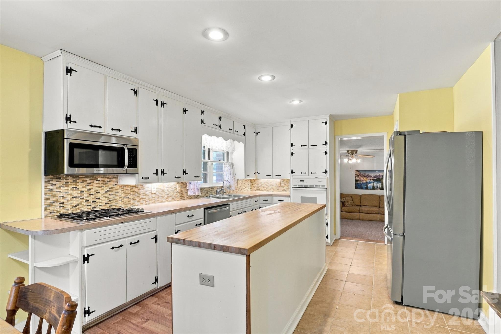 Single Family Residence at 7218 Lakeside Drive N, Charlotte, photo 14 of 30