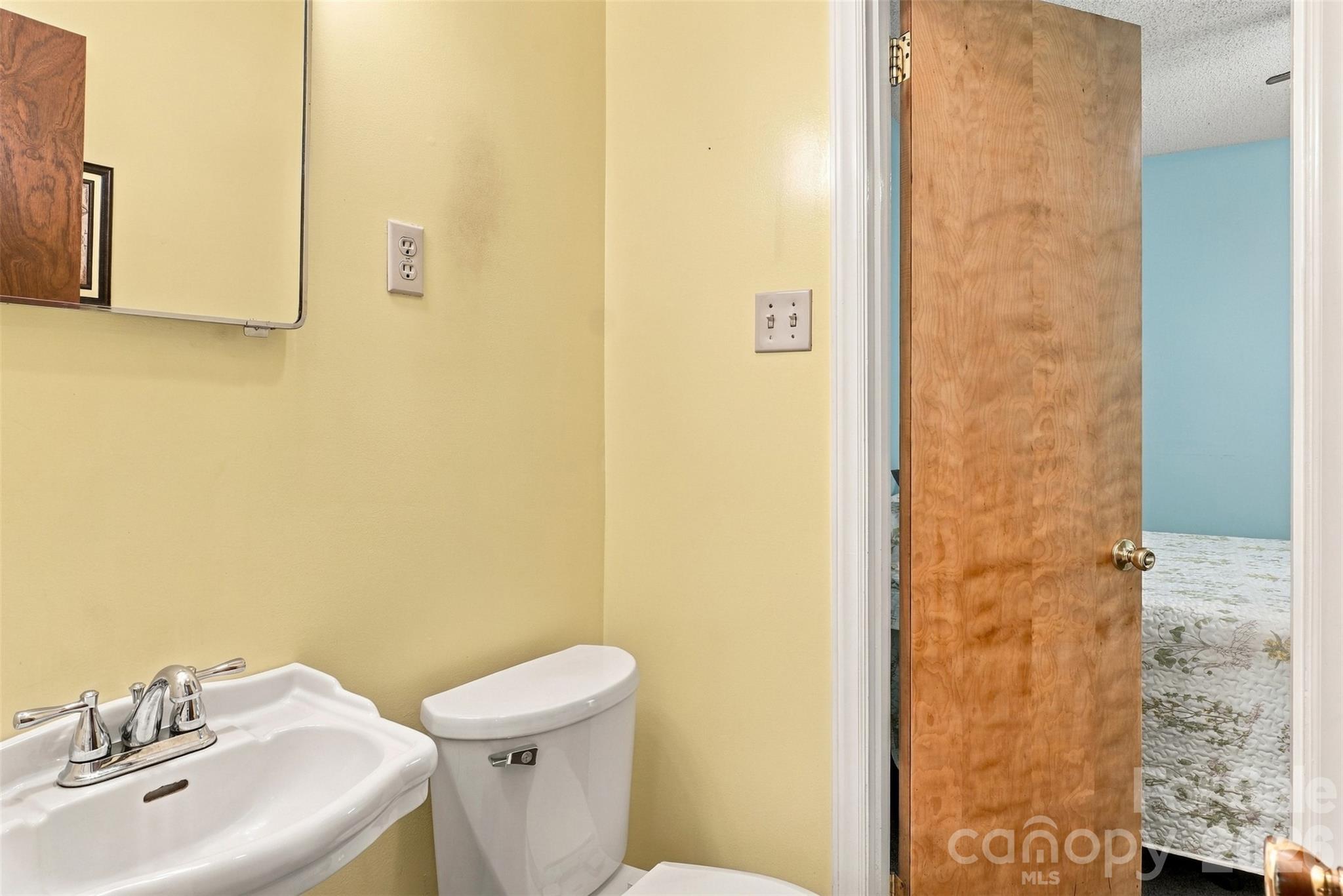Single Family Residence at 7218 Lakeside Drive N, Charlotte, photo 21 of 30