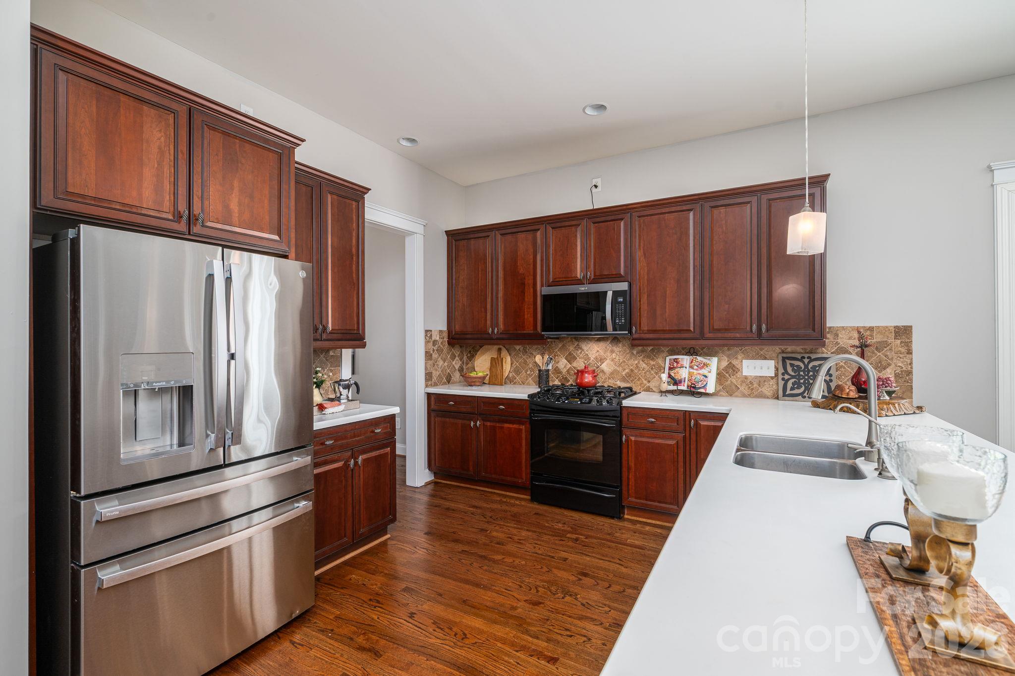 Single Family Residence at 113 Ft. William Avenue, Belmont, photo 9 of 46