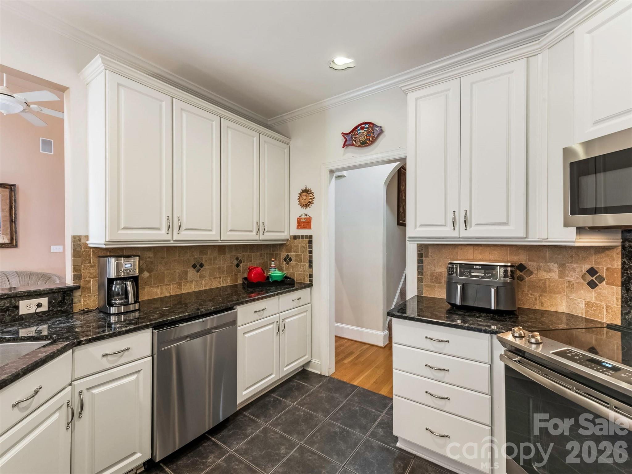 Single Family Residence at 714 Corinthian Place, Charlotte, photo 8 of 24
