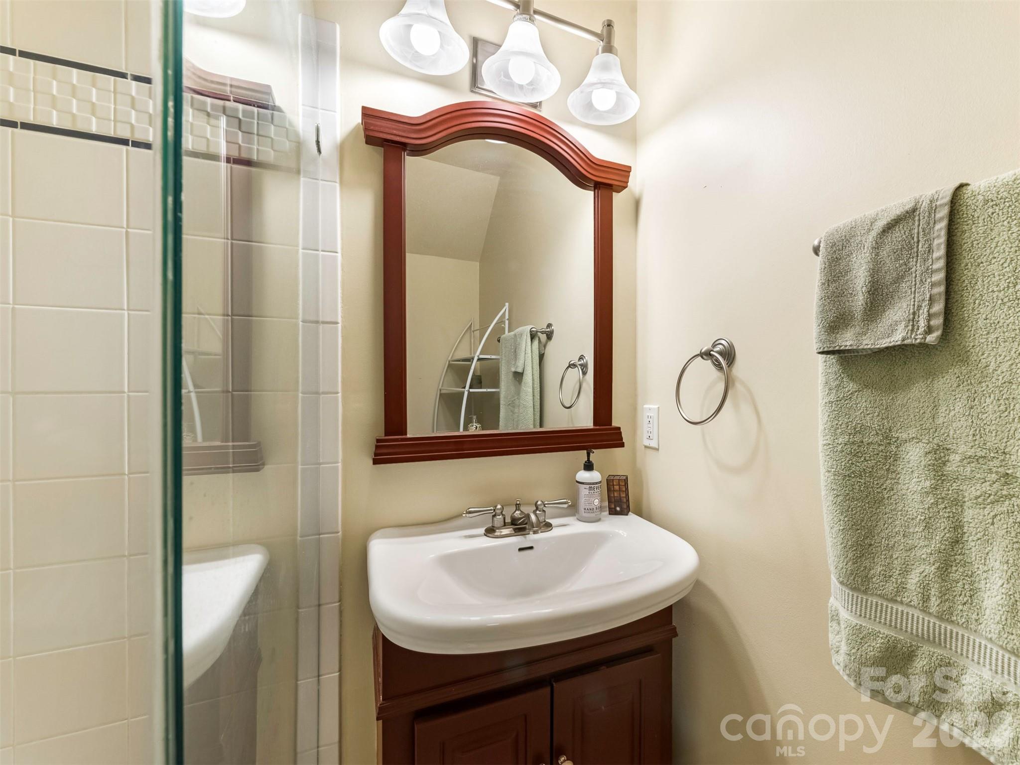 Upstairs bath - 714 Corinthian Place, Charlotte