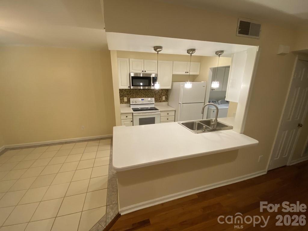 Condominium at 11013 Running Ridge Road, Charlotte, photo 3 of 12