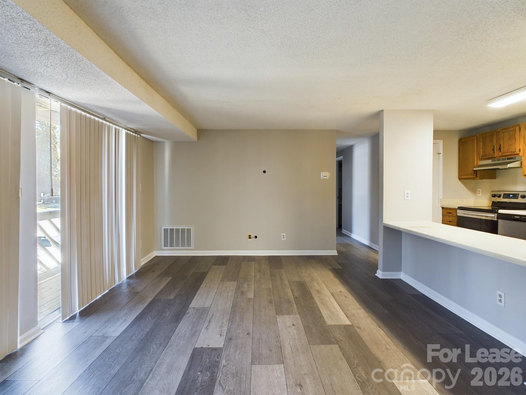 Apartment at 9511 Shannon green Drive, Charlotte, photo 2 of 21