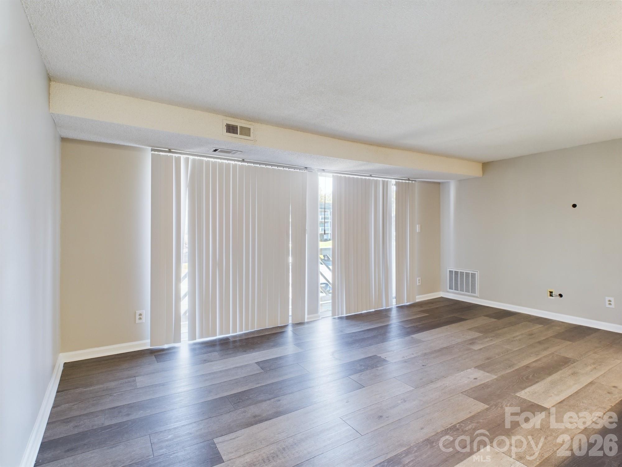 Apartment at 9511 Shannon green Drive, Charlotte, photo 6 of 21