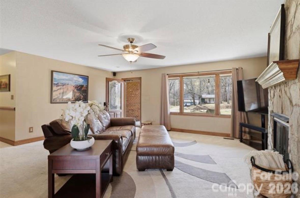 Living room - 328 Davidson Court, Taylorsville