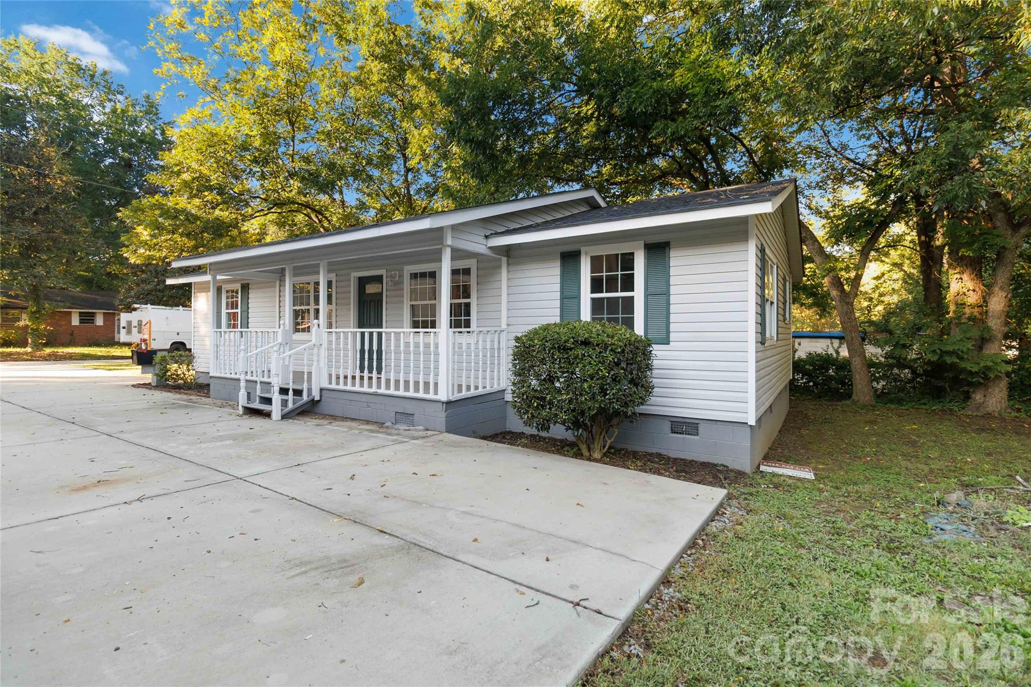 Single Family Residence at 327 E Morrow Avenue, Monroe, photo 2 of 22