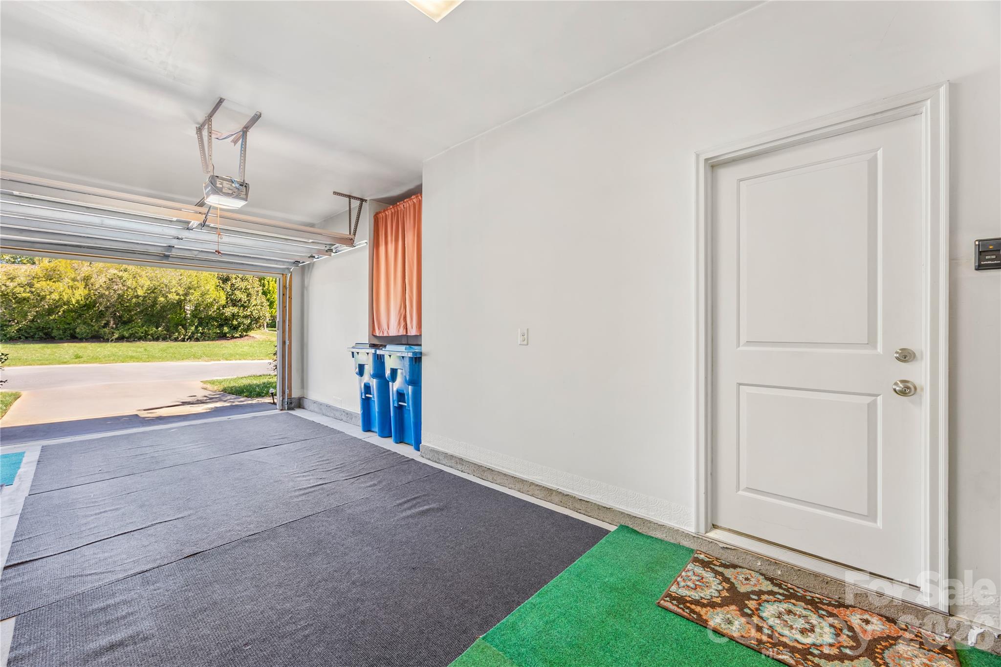 spotless garage - 264 Flat Rock Drive, Denver