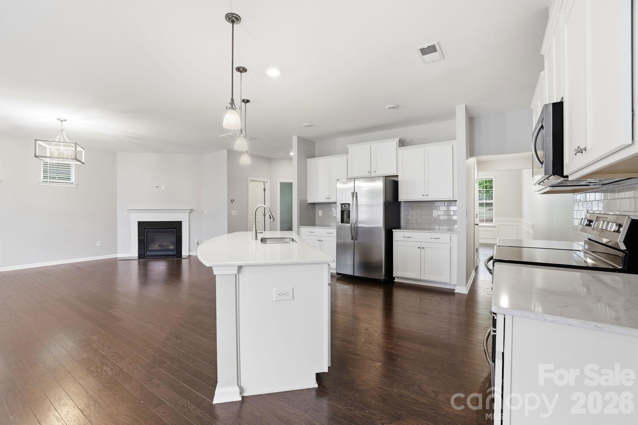 Single Family Residence at 8123 Cornhill Avenue, Charlotte, photo 8 of 37