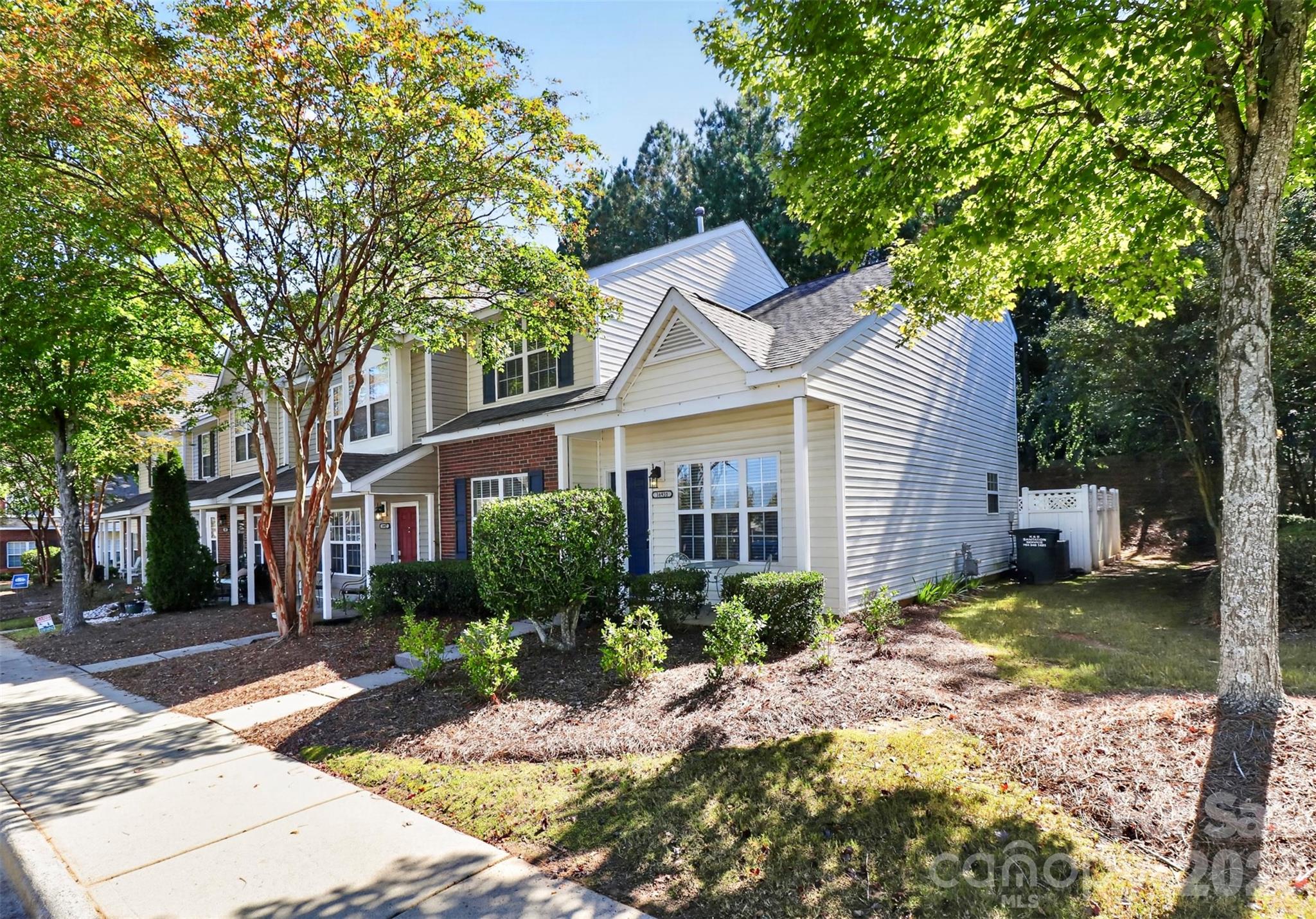 Townhouse at 16931 Greenlawn Hills Court, Charlotte, photo 2 of 34