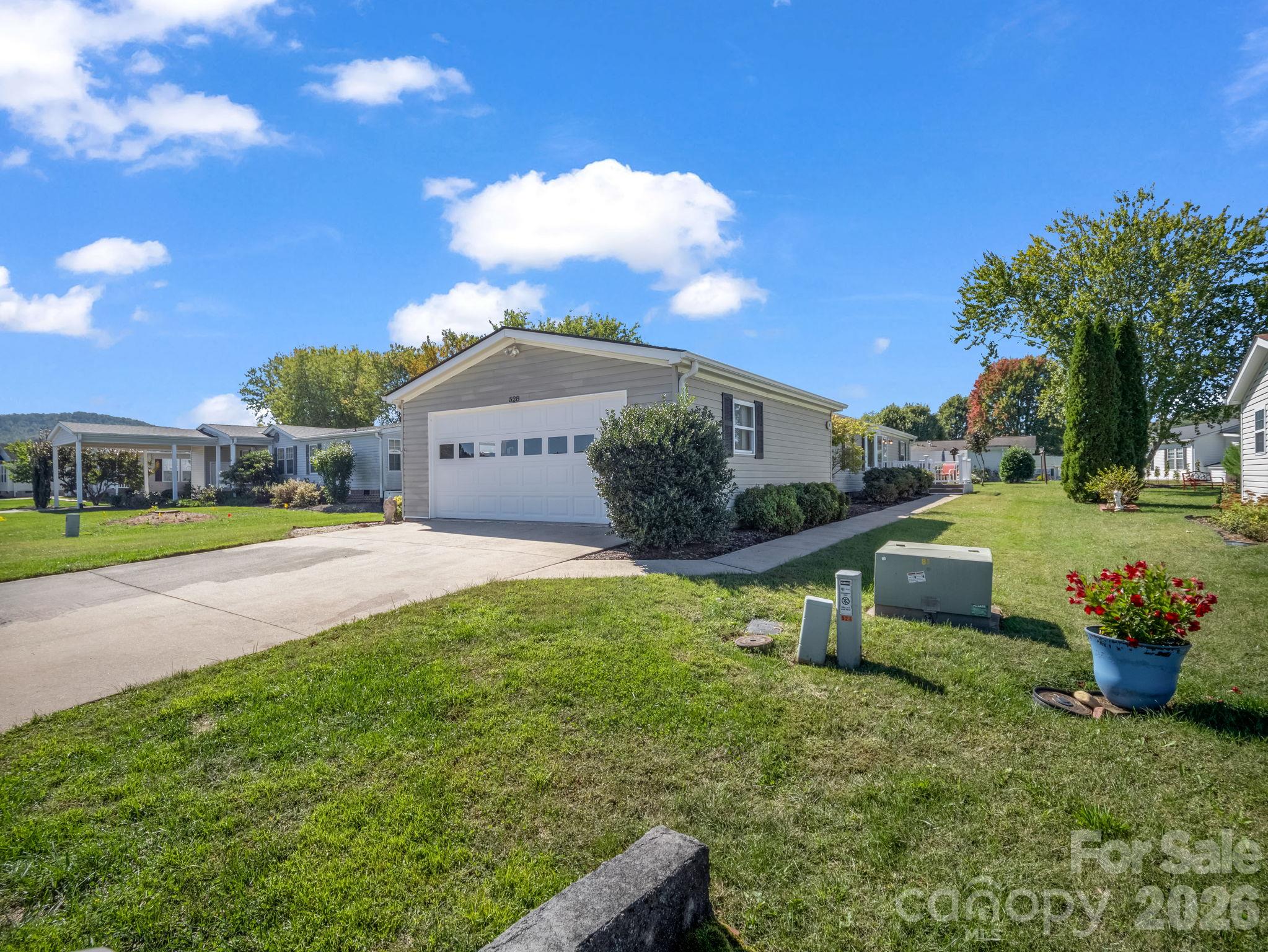 Single Family Residence at 528 Riverwind Drive, Hendersonville, photo 6 of 46