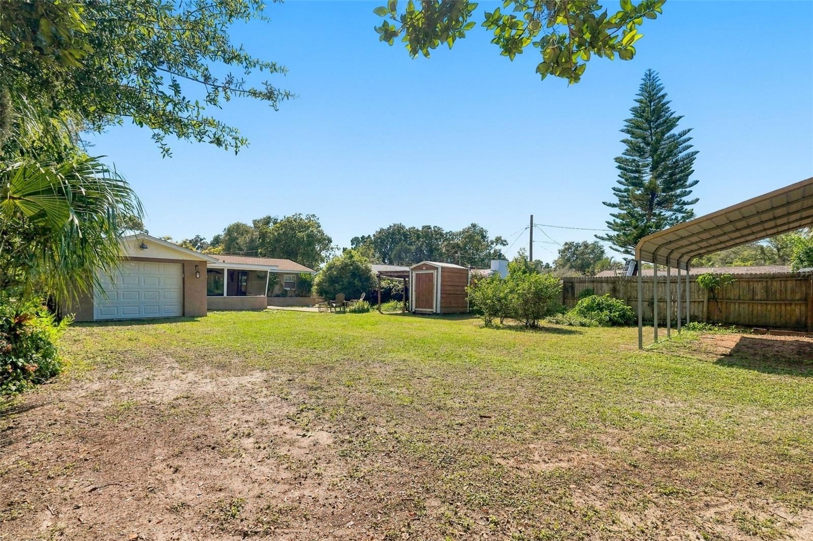 Beautiful backyard with alley way - 6155 ILLINOIS AVE, NEW PORT RICHEY