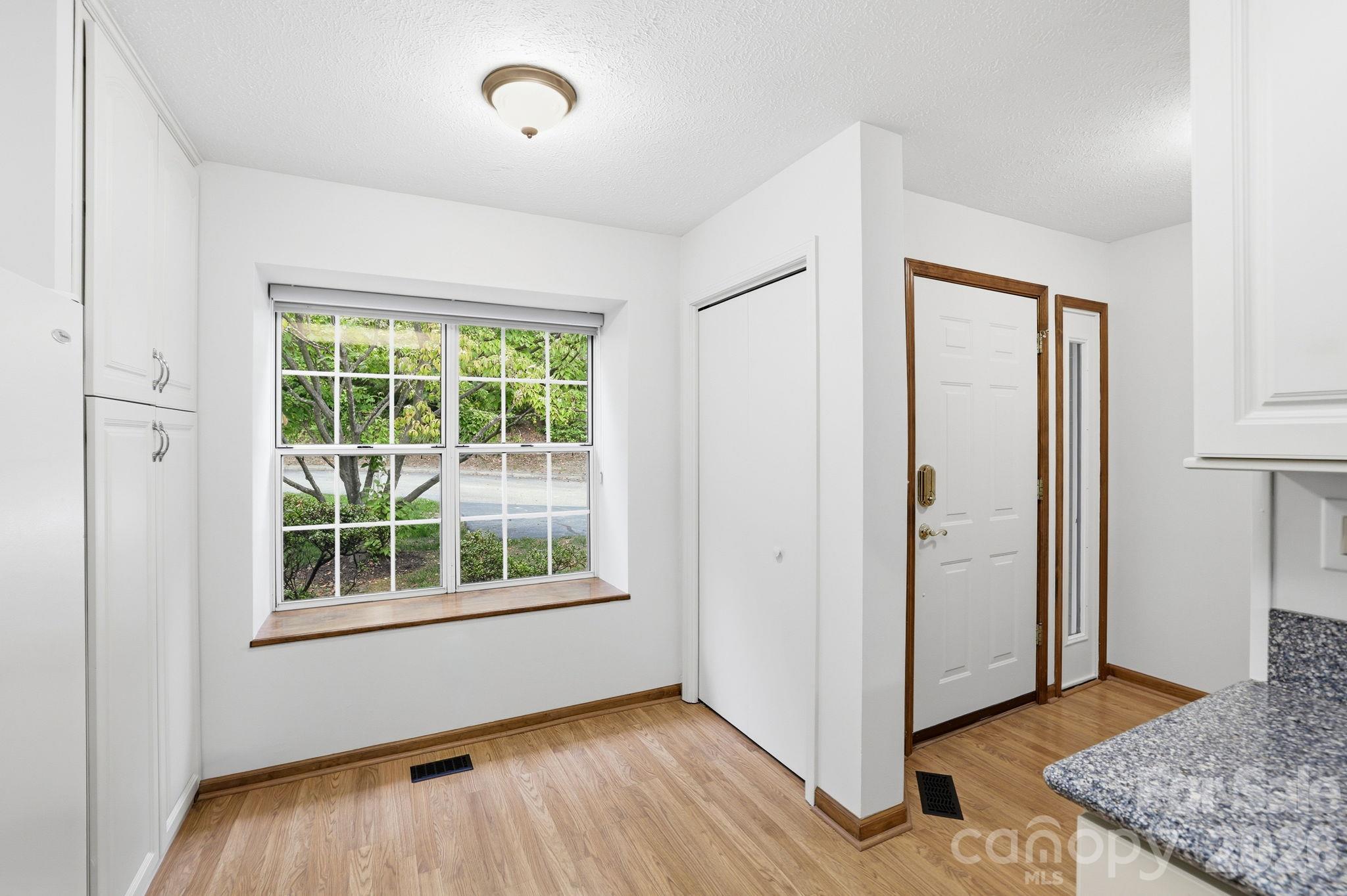 Townhouse at 725 N Park Place, Hendersonville, photo 14 of 40