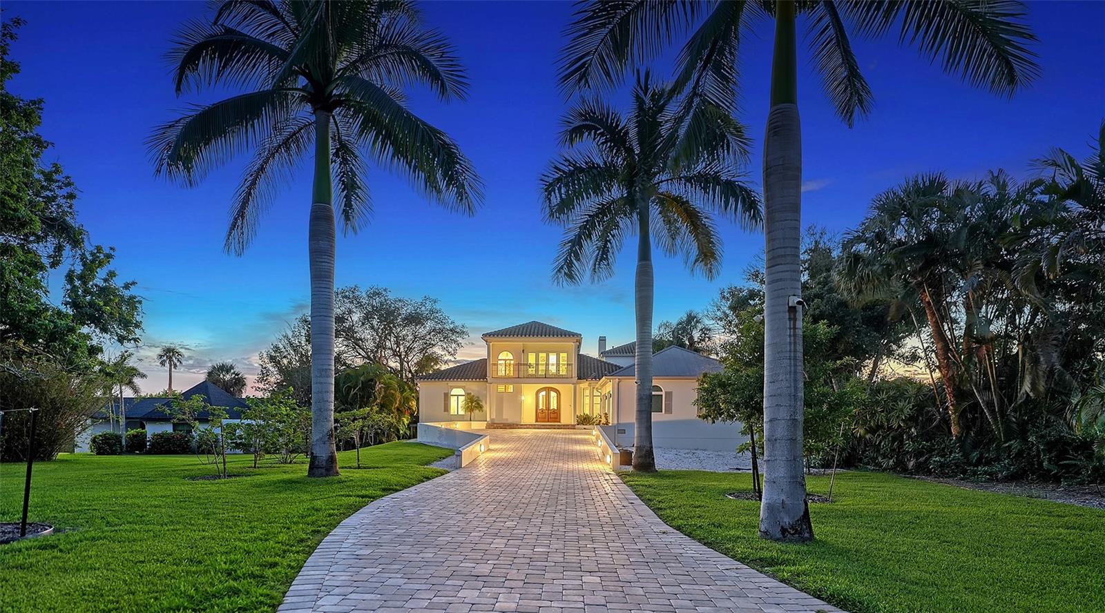 Long private paved driveway - 2115 LYCHEE LN, NOKOMIS