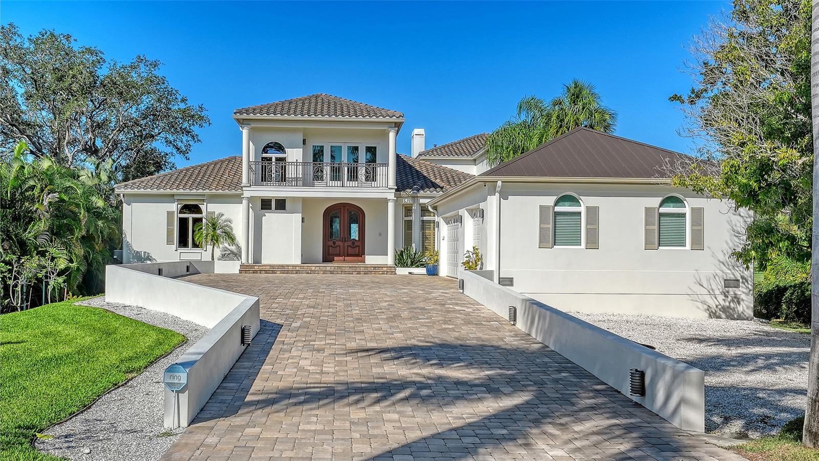 Freshly painted exterior lights along wall in driveway - 2115 LYCHEE LN, NOKOMIS