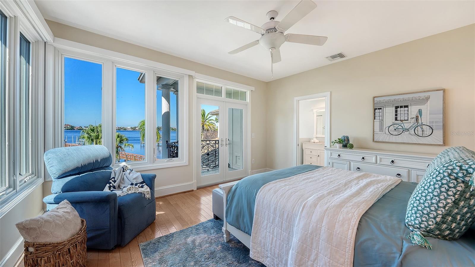 second floor guest room with en suite bathroom - 2115 LYCHEE LN, NOKOMIS