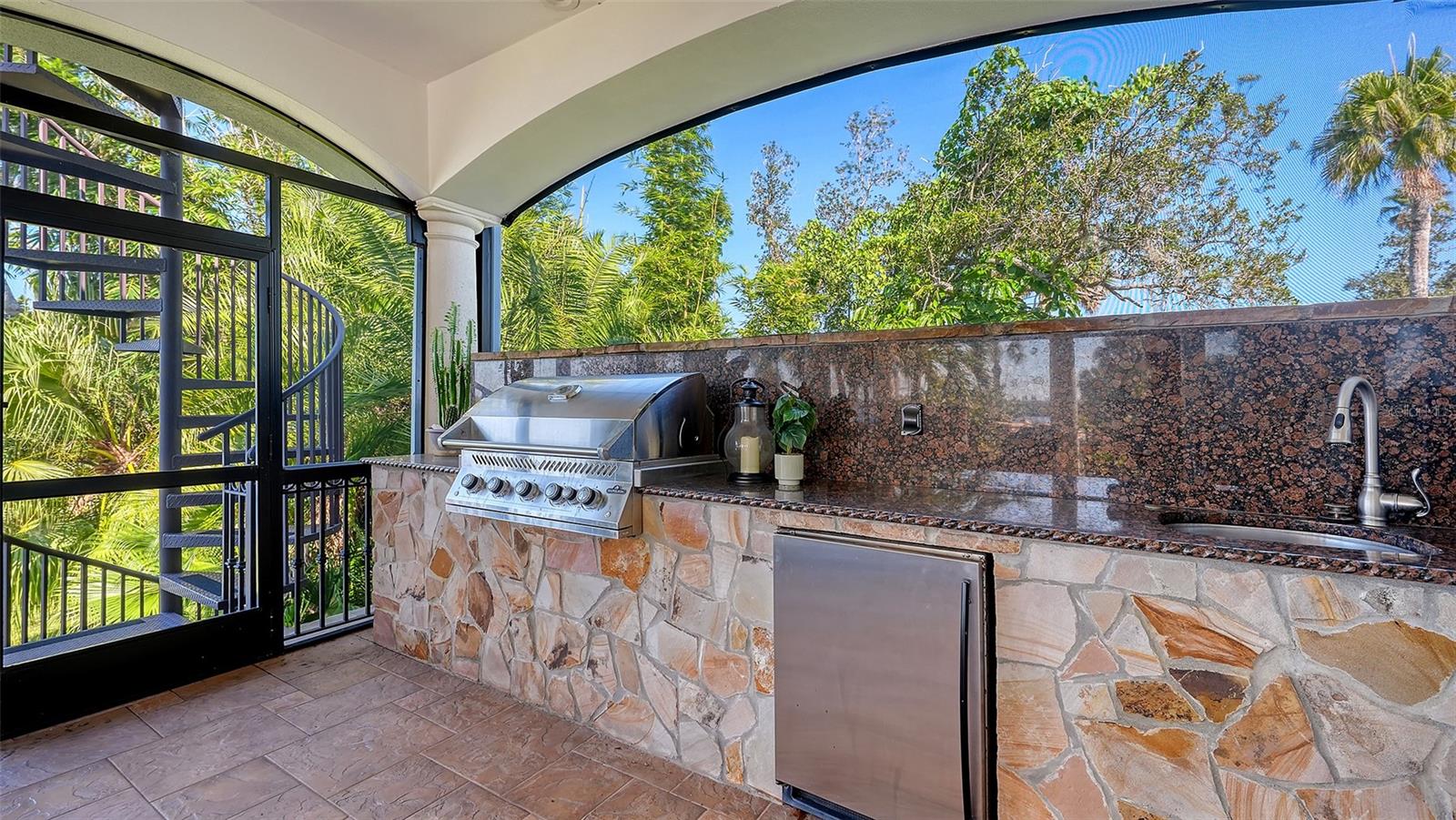 outdoor kitchen off the family room - 2115 LYCHEE LN, NOKOMIS