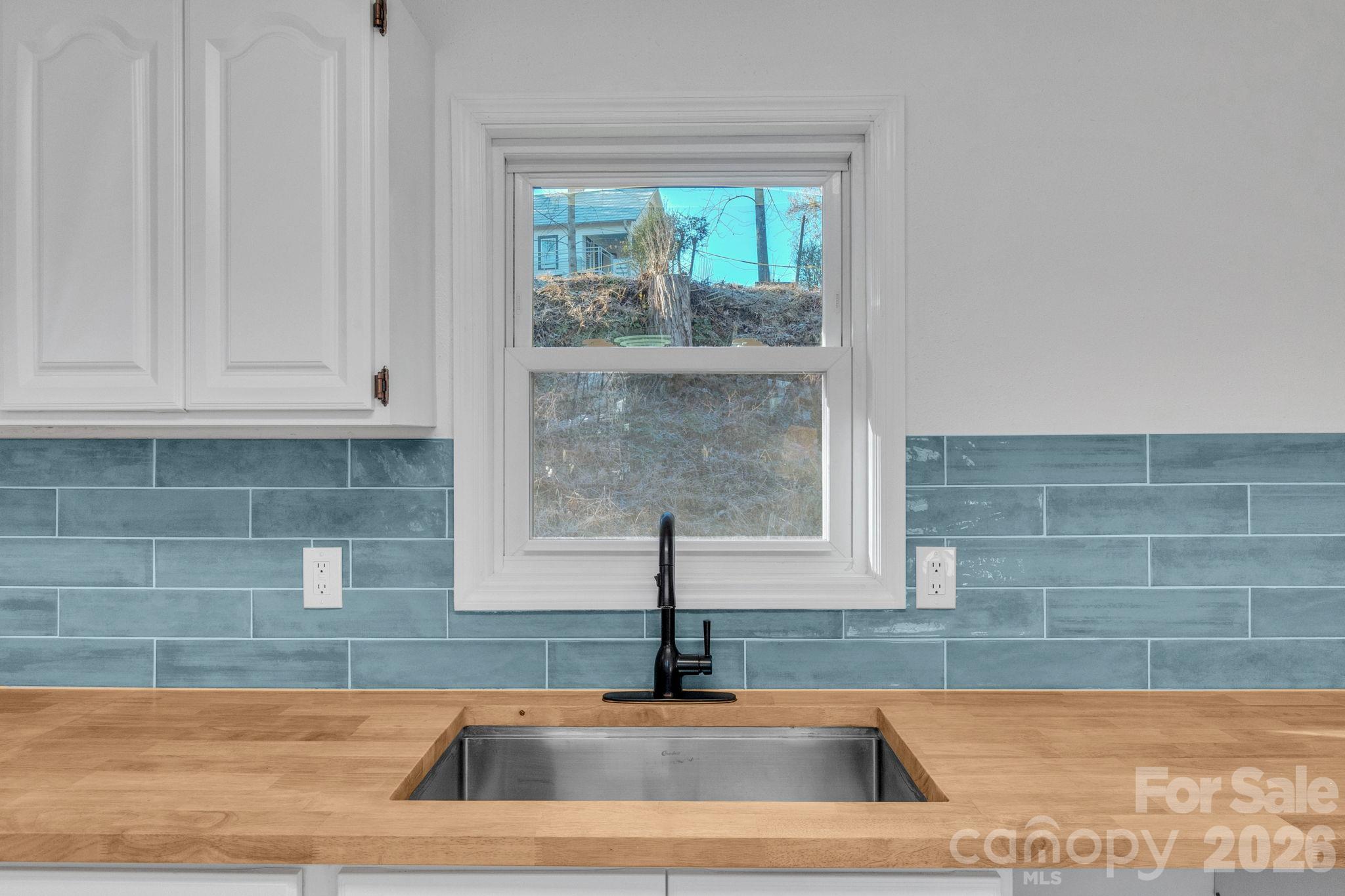 Beautiful tile backsplash. - 49 Livingston Street, Tryon