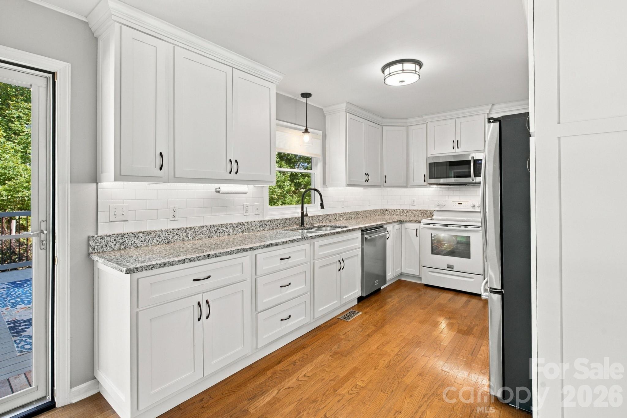 kitchen - 1270 Berra Place, Hickory