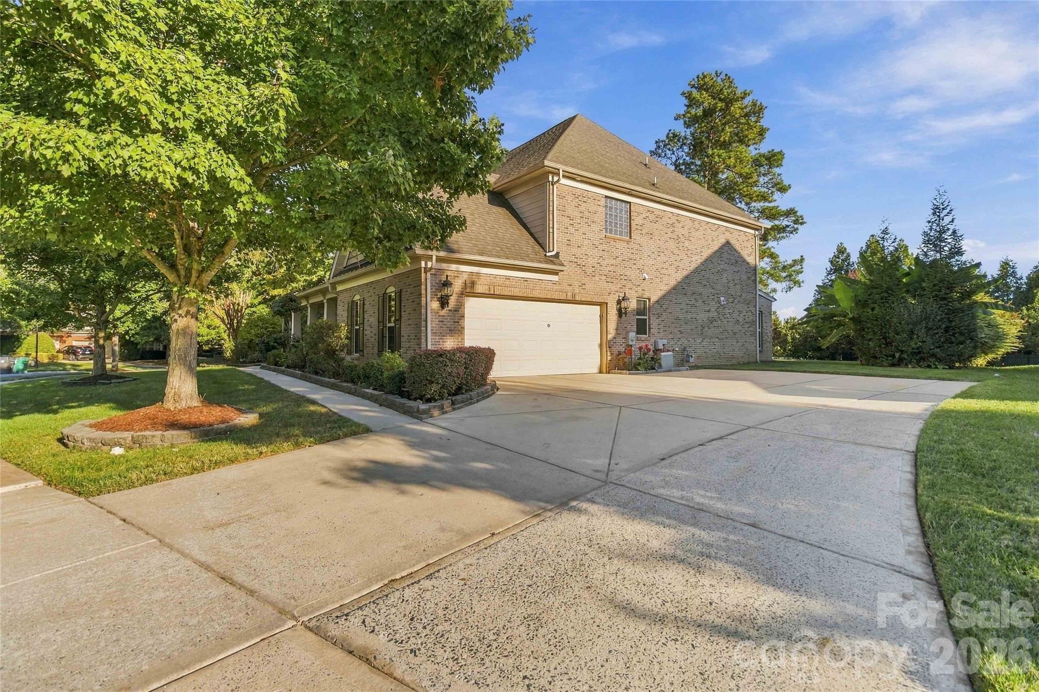 Single Family Residence at 18317 Lilliesleaf Glenn Lane, Charlotte, photo 4 of 48