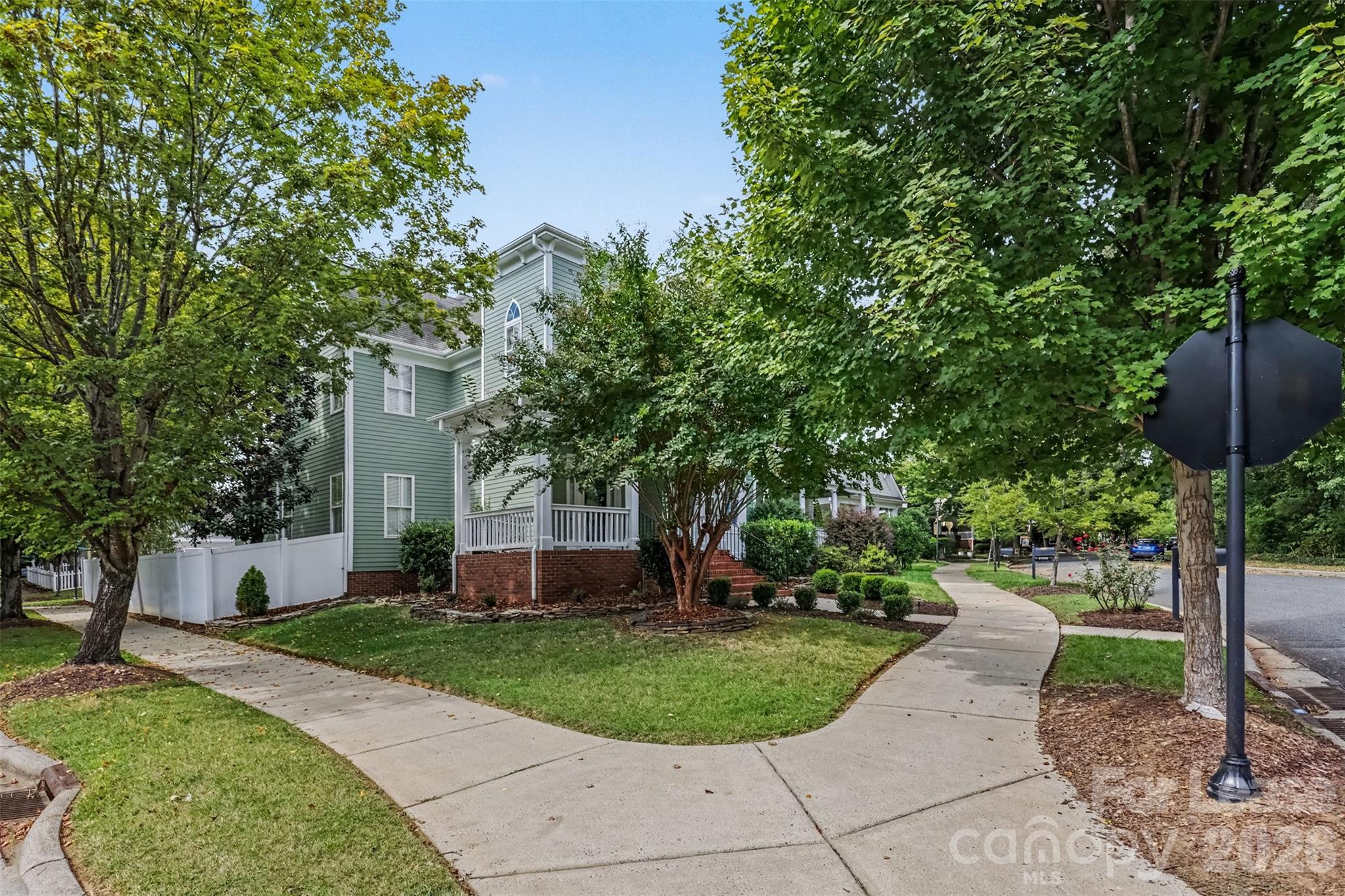 Single Family Residence at 17505 Calverton Road, Huntersville, photo 6 of 43