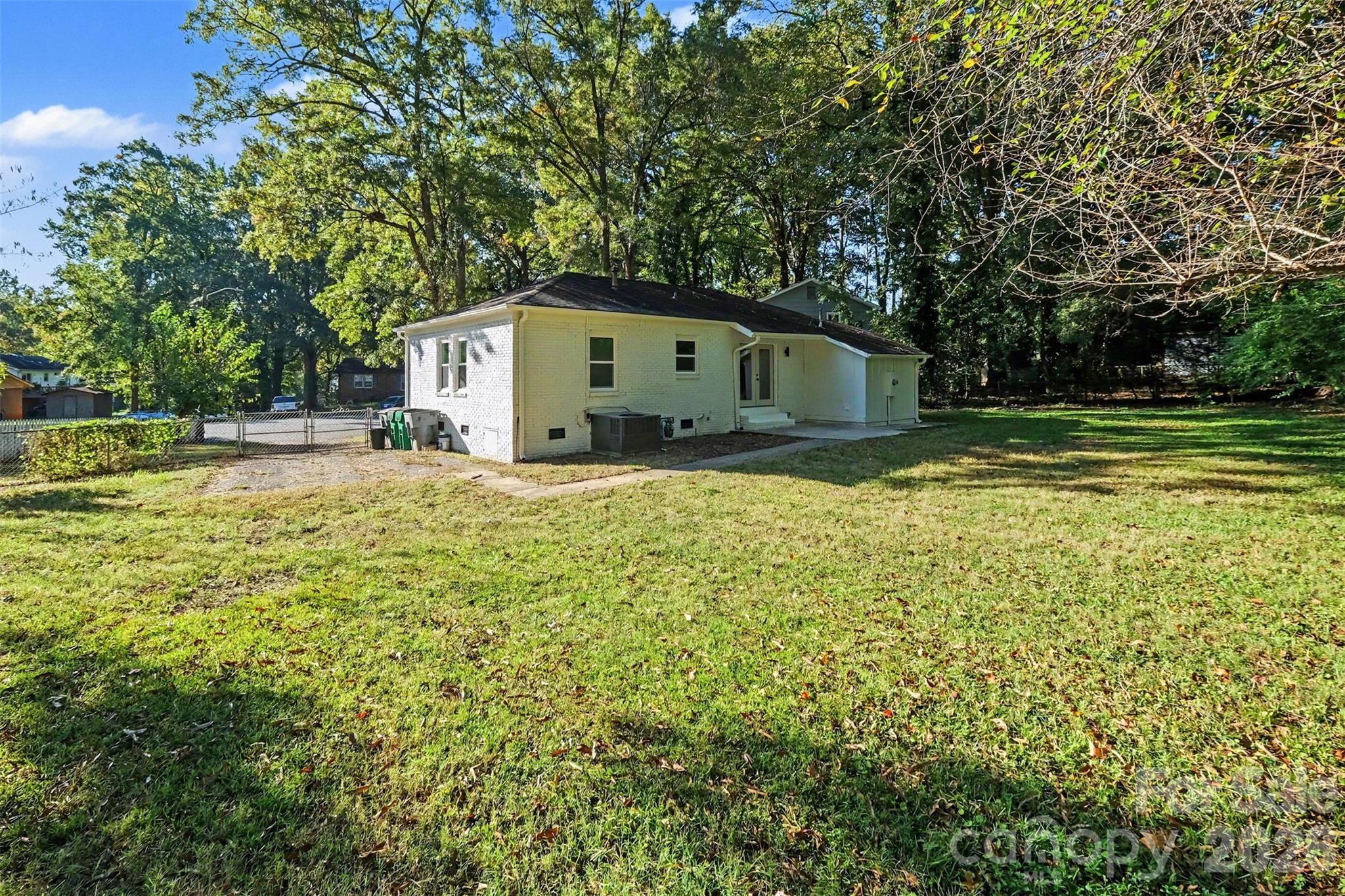 Single Family Residence at 5707 Kallam Court, Charlotte, photo 12 of 13