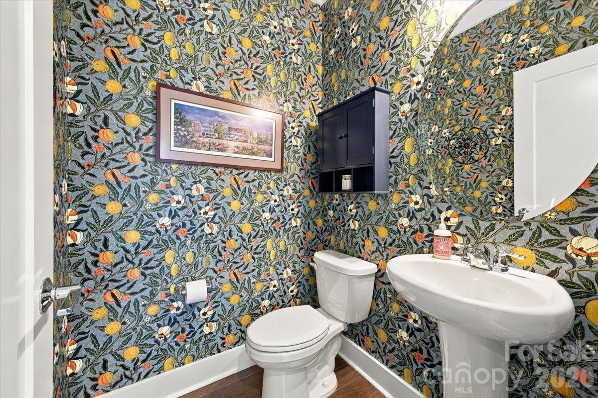 Powder Room - 12107 Brooklyn Avenue, Charlotte