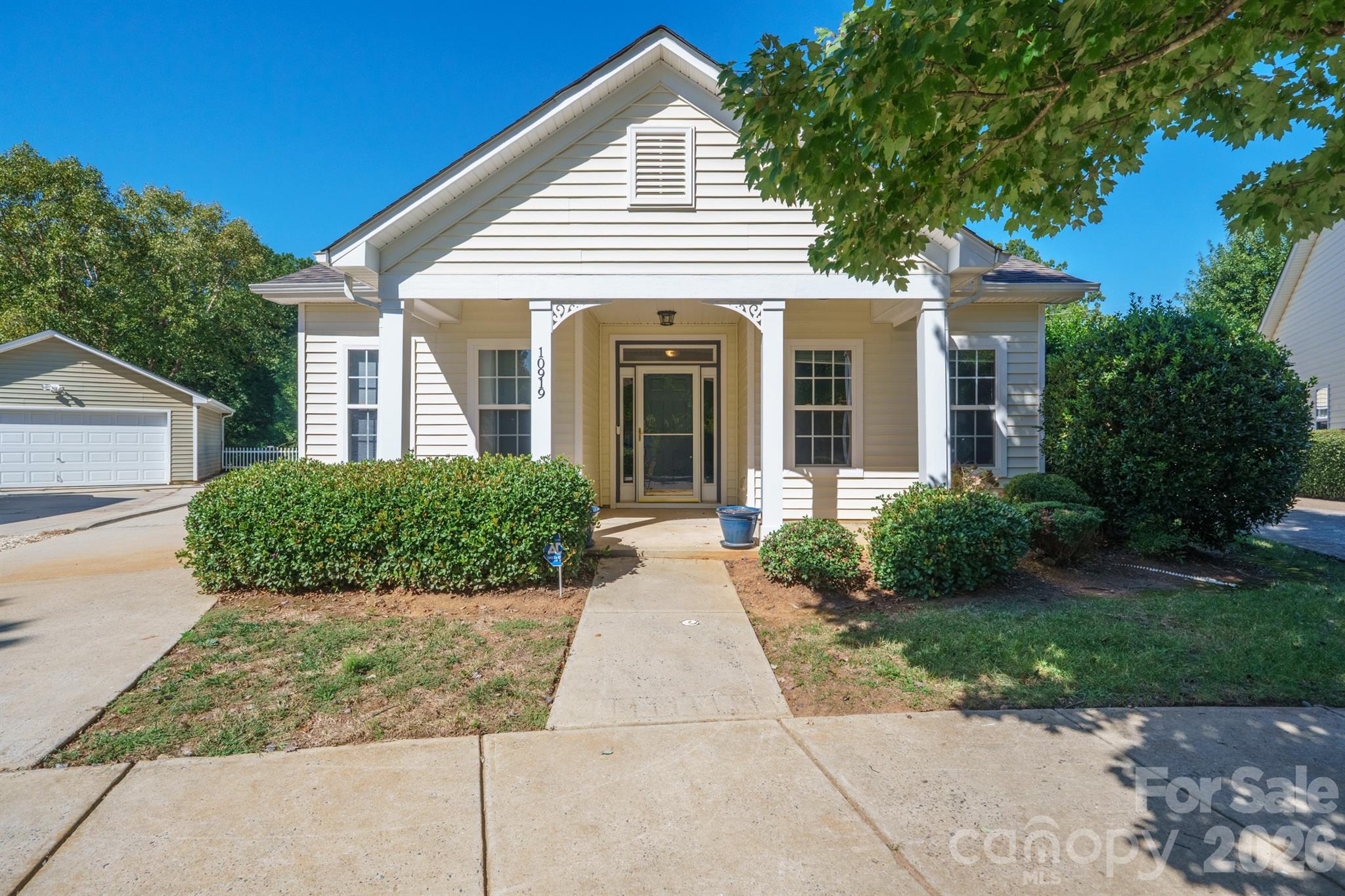 Single Family Residence at 10919 Shelly Renee Drive, Cornelius, photo 2 of 29