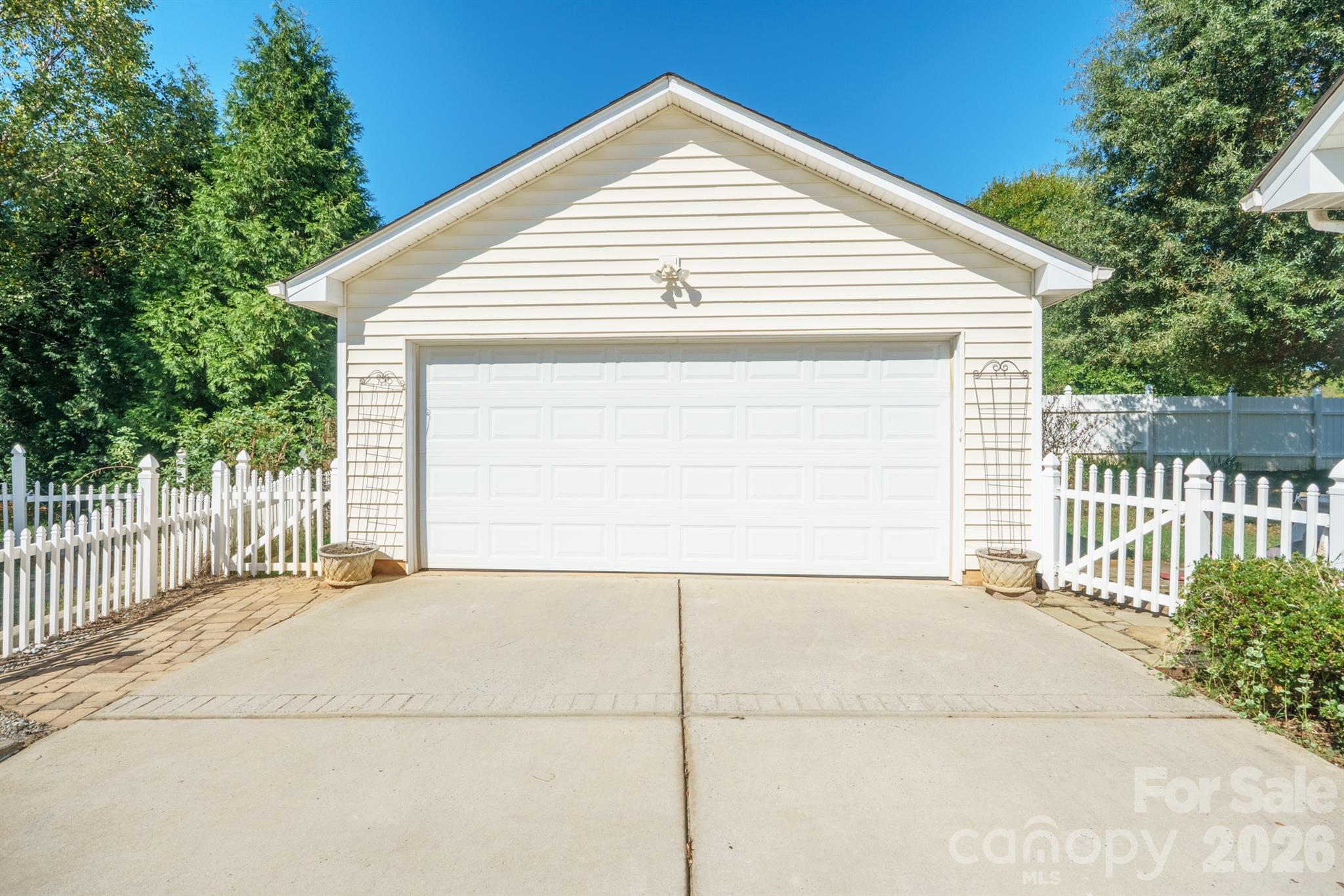 Single Family Residence at 10919 Shelly Renee Drive, Cornelius, photo 3 of 29