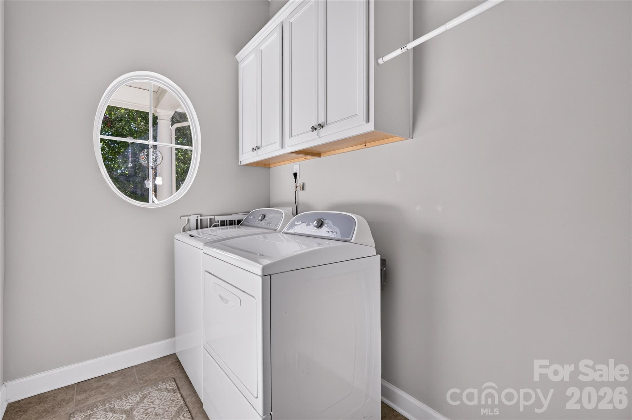 Laundry on the main - 1709 Cedar Park Drive, Pineville