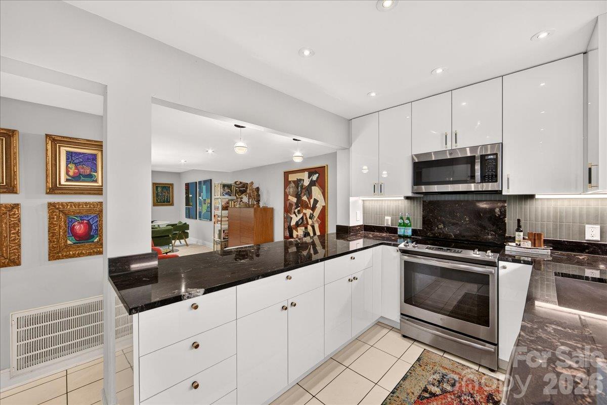 Open Kitchen and Breakfast Bar - 3762 Winding Creek Lane, Charlotte