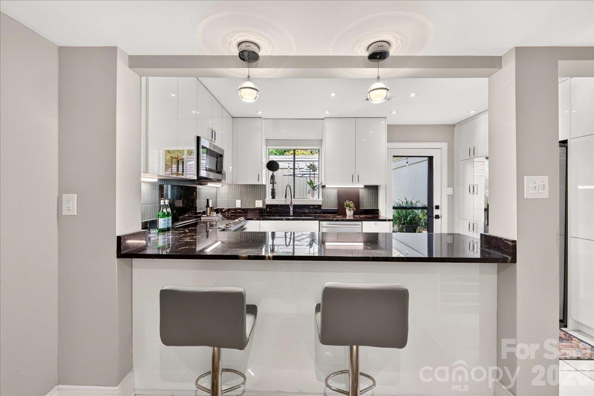 Breakfast Bar - 3762 Winding Creek Lane, Charlotte