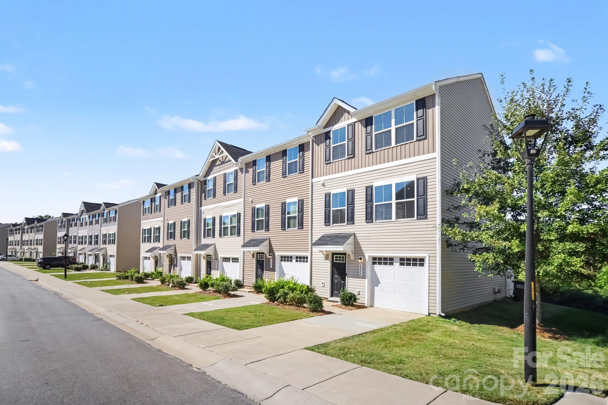 Townhouse at 6233 Cutwater Circle, Charlotte, photo 4 of 39