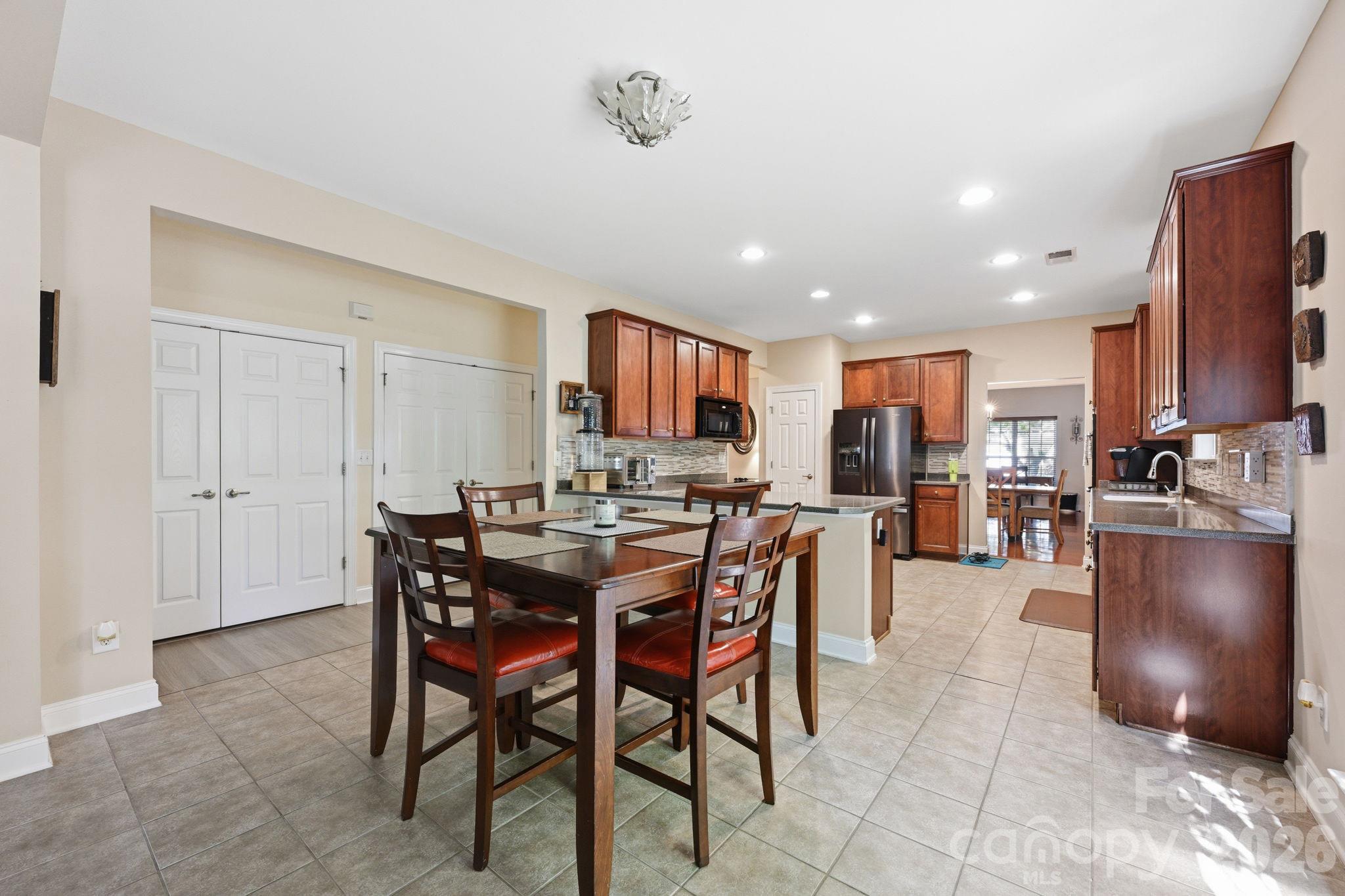 Single Family Residence at 4405 Squirrel Trail Lane, Charlotte, photo 11 of 26