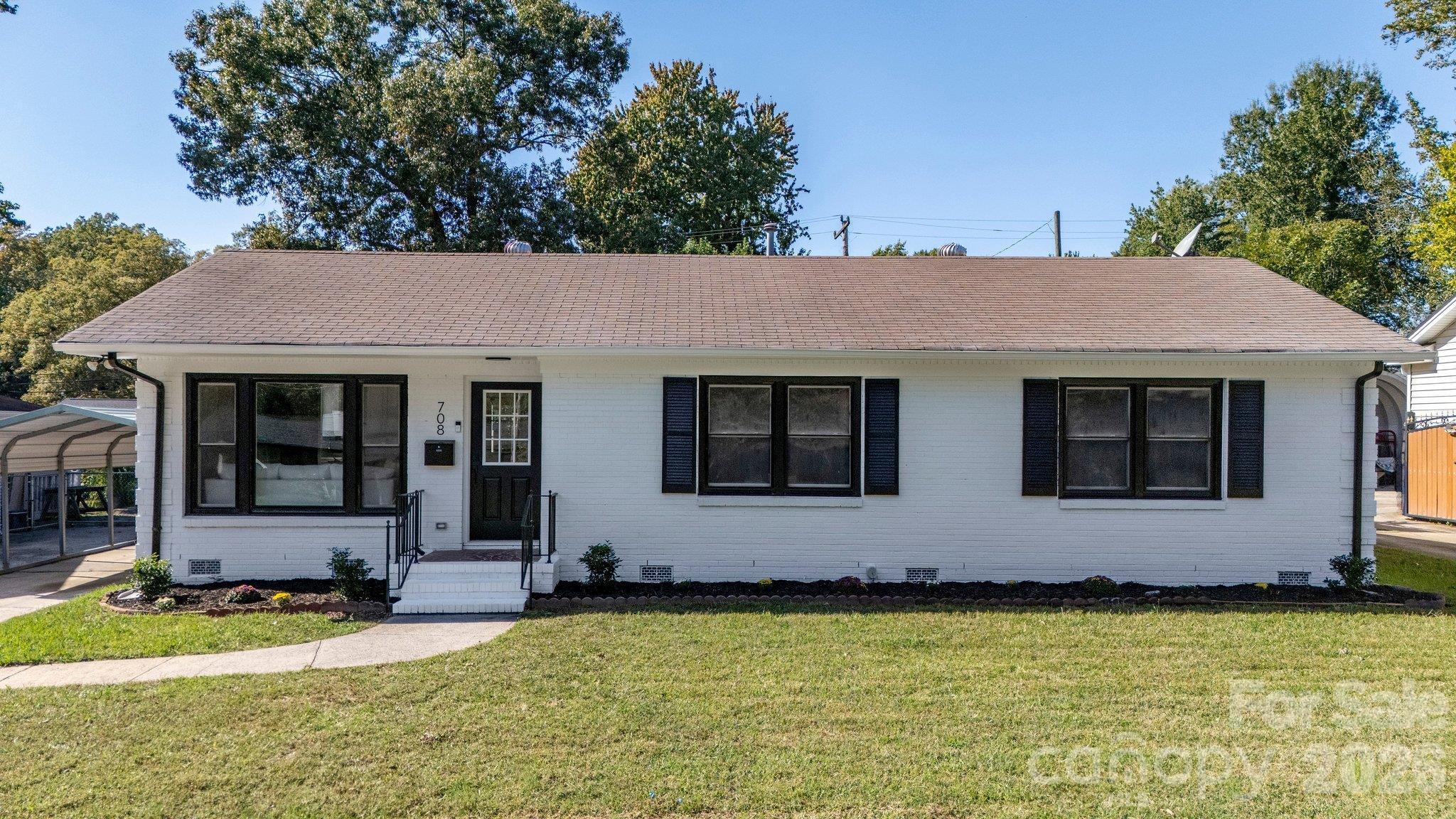 Single Family Residence at 708 Aintree Road, Charlotte, photo 5 of 38