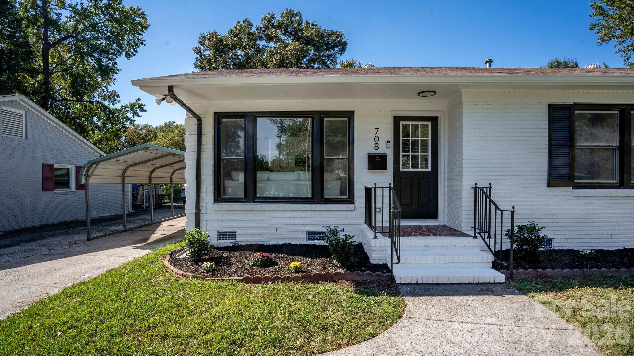 Single Family Residence at 708 Aintree Road, Charlotte, photo 6 of 38