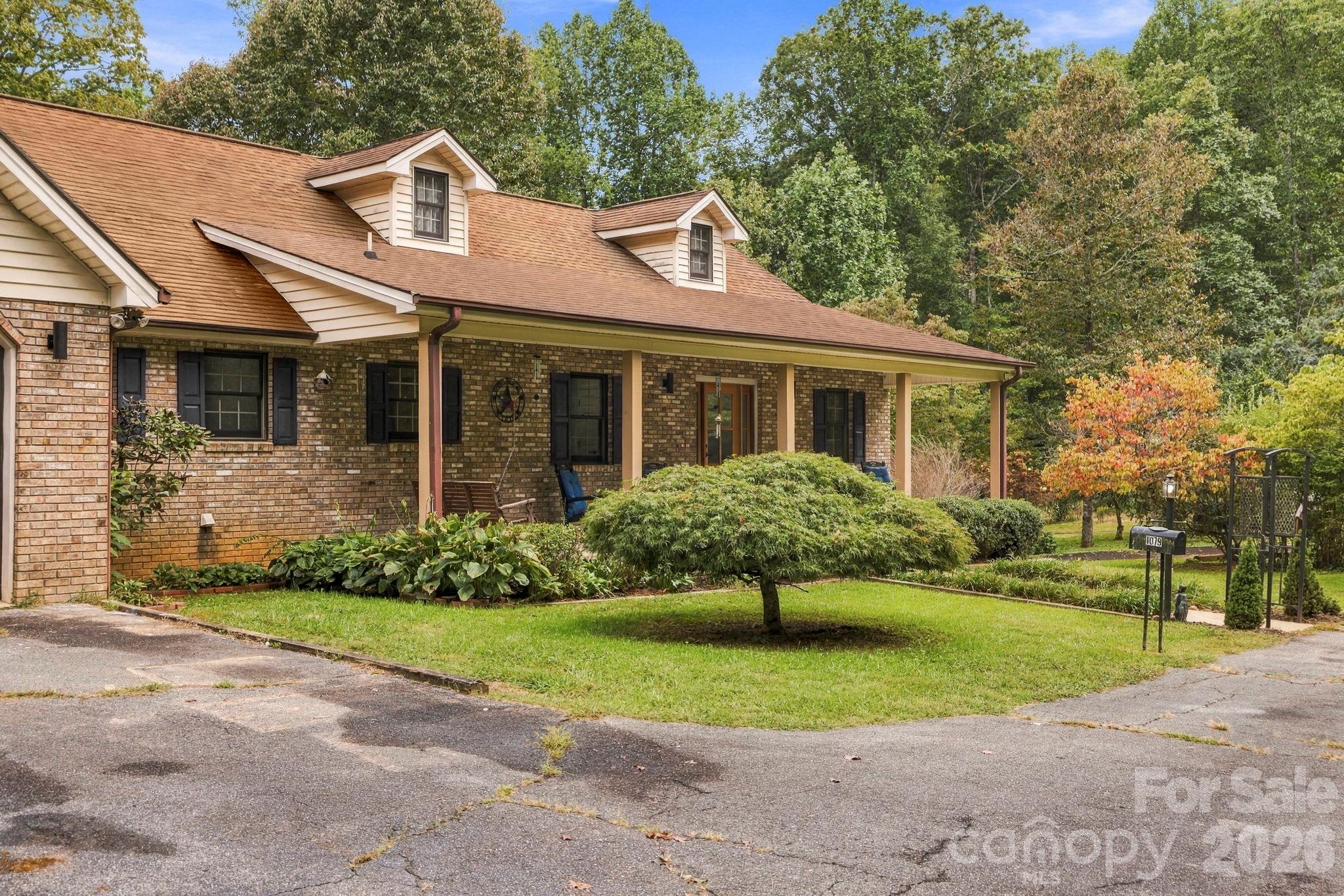 Single Family Residence at 1079 Dupont Road, Hendersonville, photo 2 of 44