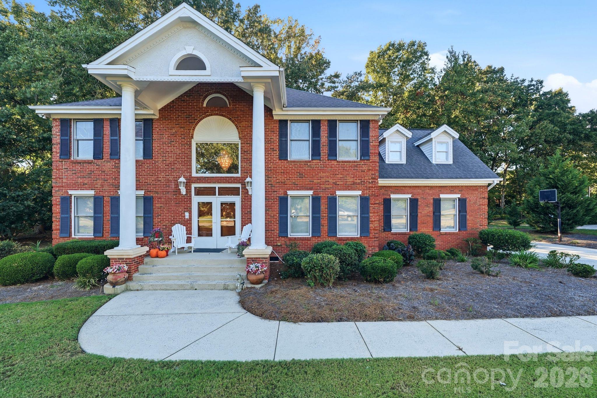Single Family Residence at 1121 Hillshire Meadow Drive, Matthews, photo 3 of 47