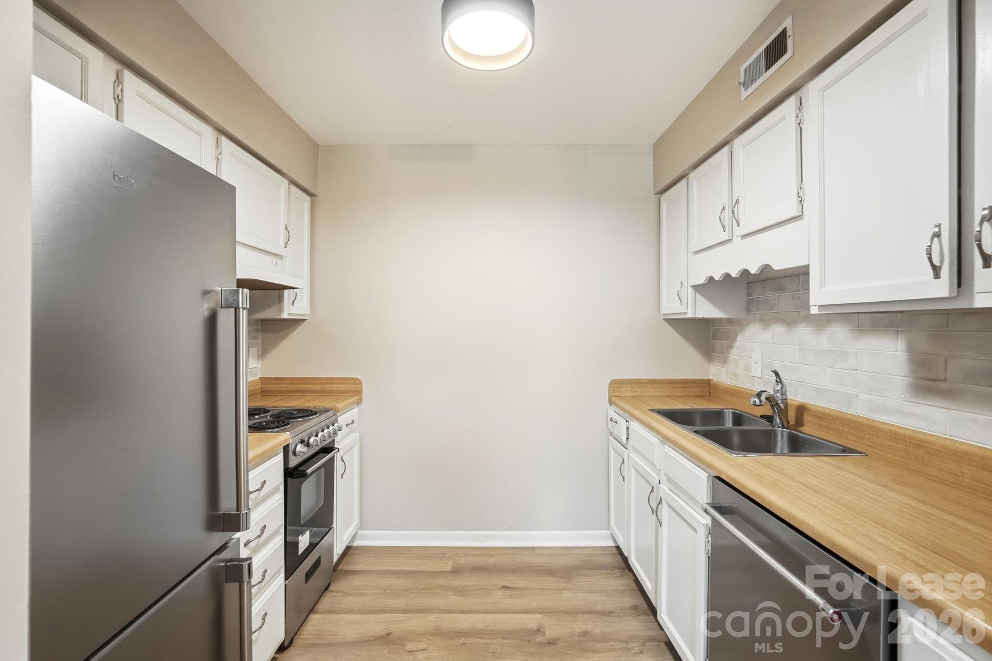 Condominium at 6132 Heath Ridge Court, Charlotte, photo 9 of 20