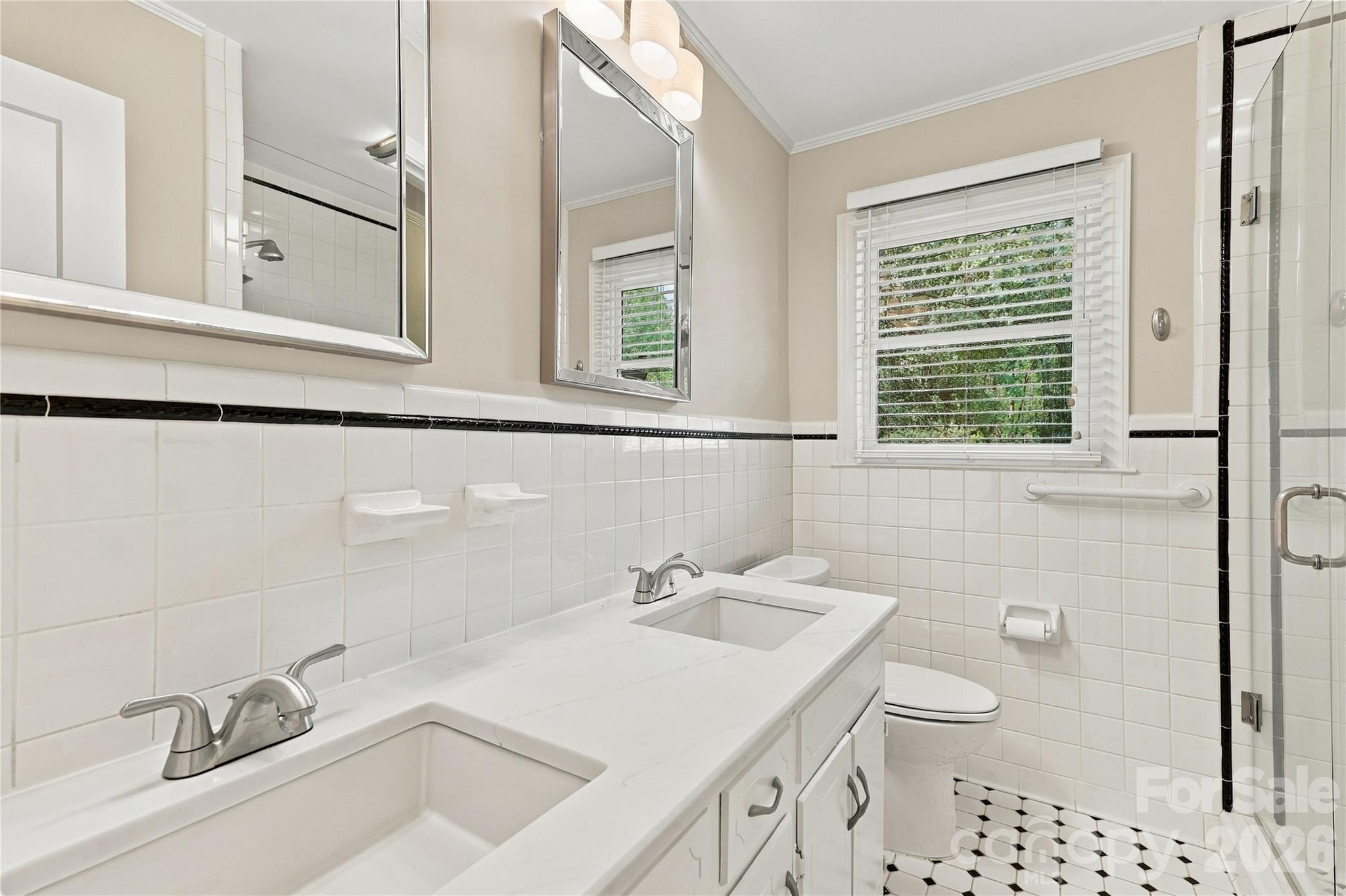 Hall Bath with dual vanities - 122 Keowee Circle, Indian Trail