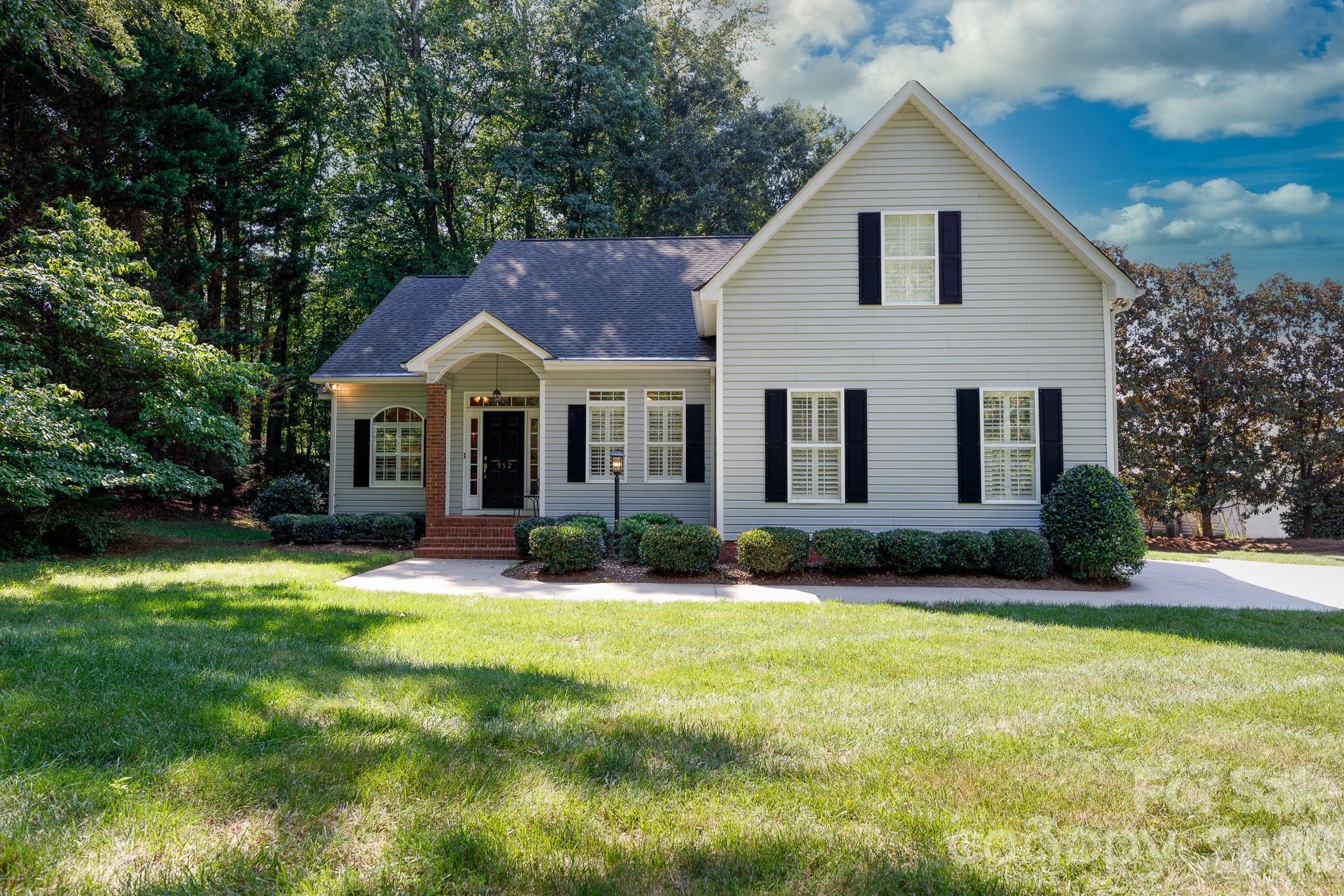 Single Family Residence at 952 Lake Club Drive, Rock Hill, photo 2 of 33