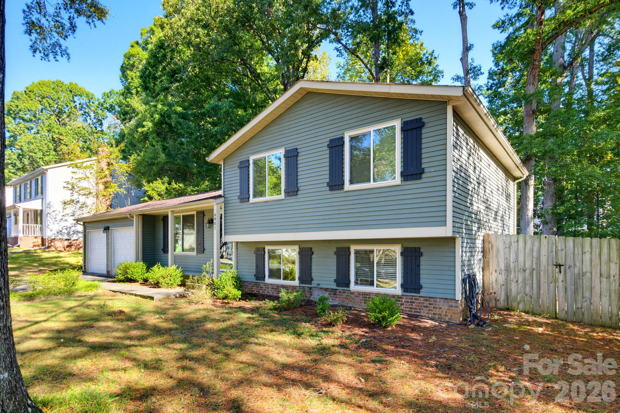 Single Family Residence at 6901 Rollingridge Drive, Charlotte, photo 2 of 36