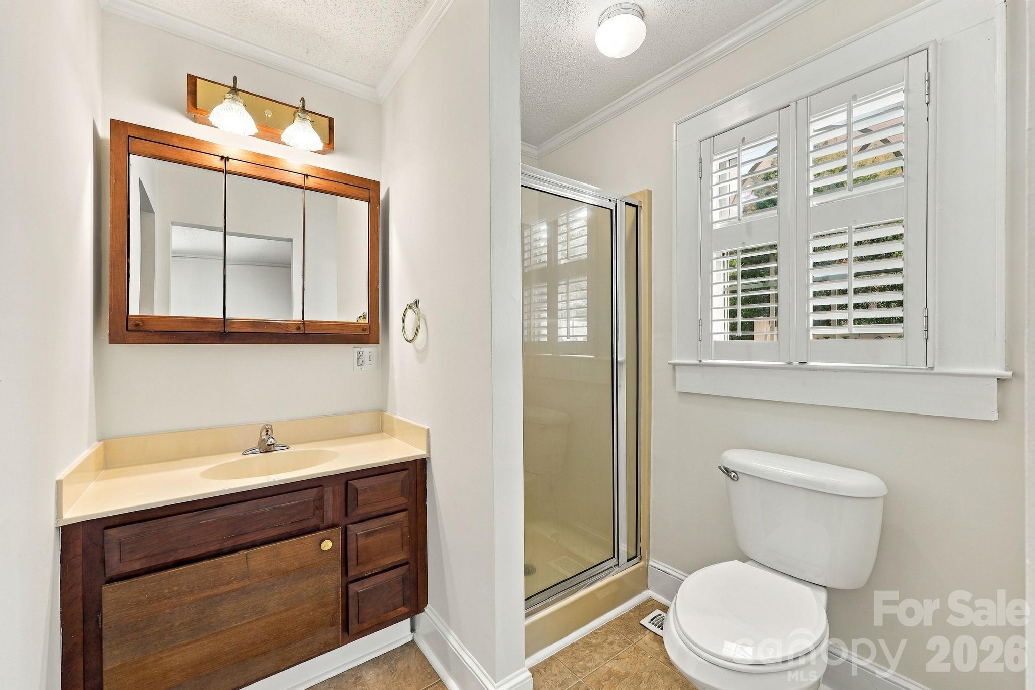 En suite bath with walk-in closet - 2205 Pennsylvania Avenue, Kannapolis