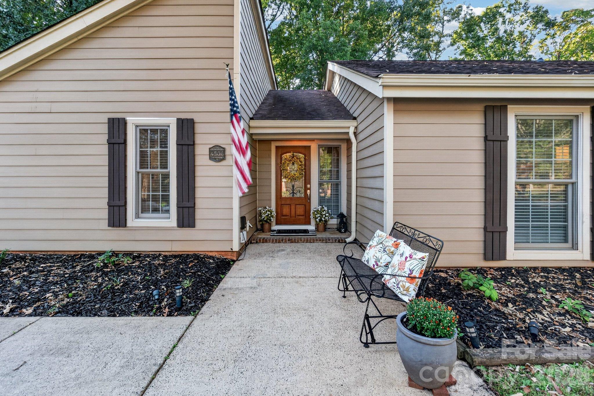 Single Family Residence at 4506 Woods End Lane, Charlotte, photo 2 of 42