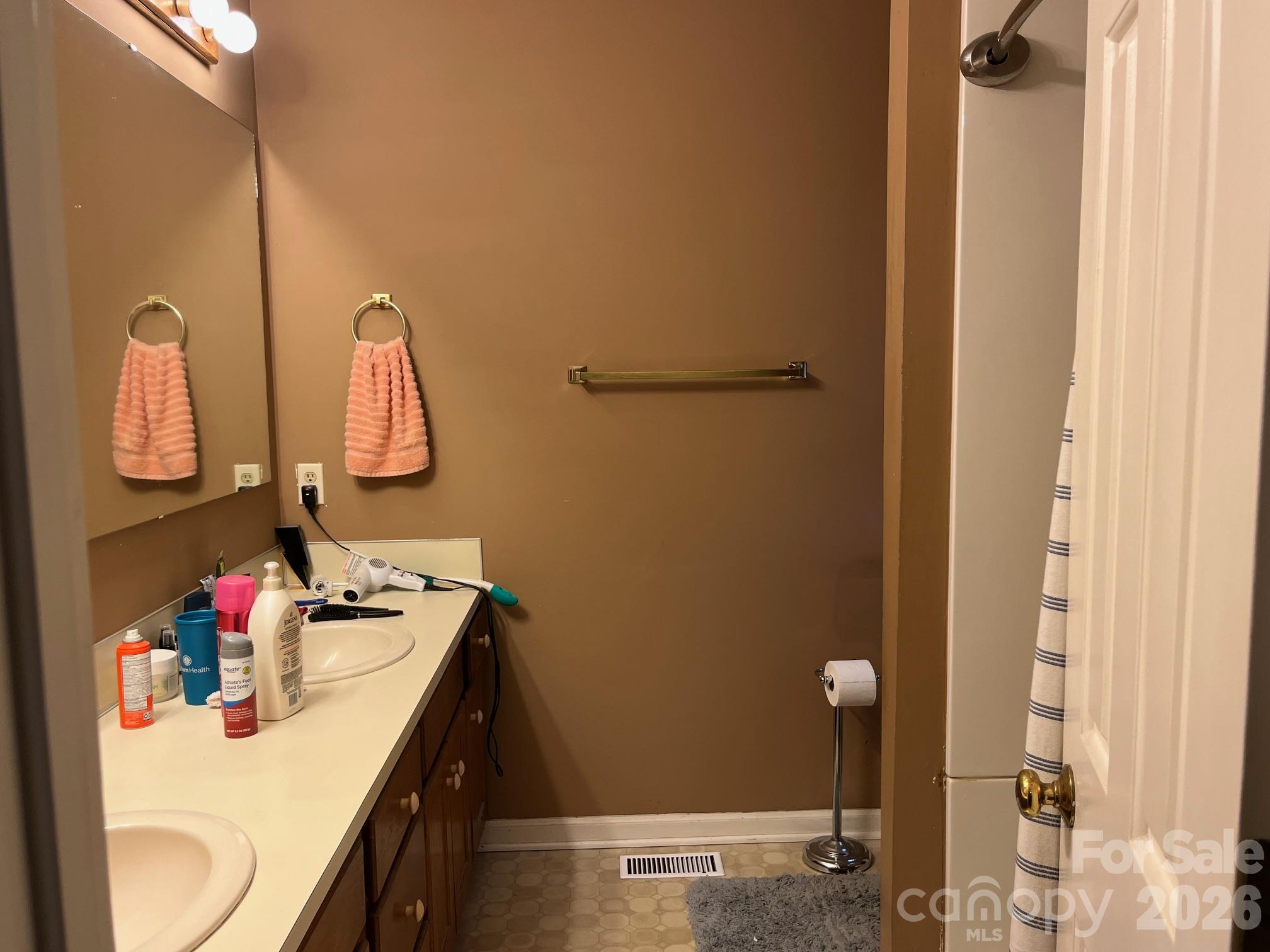 Single Family Residence at 109 Crestbrook Circle, Shelby, photo 11 of 14