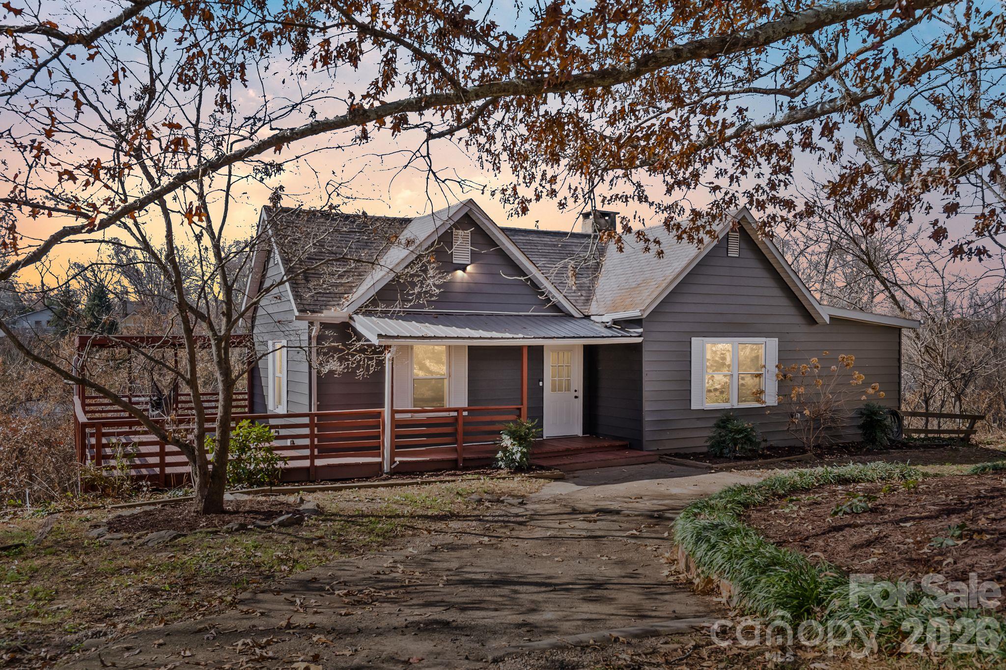 Single Family Residence at 2 Worley Place, Asheville, photo 2 of 18