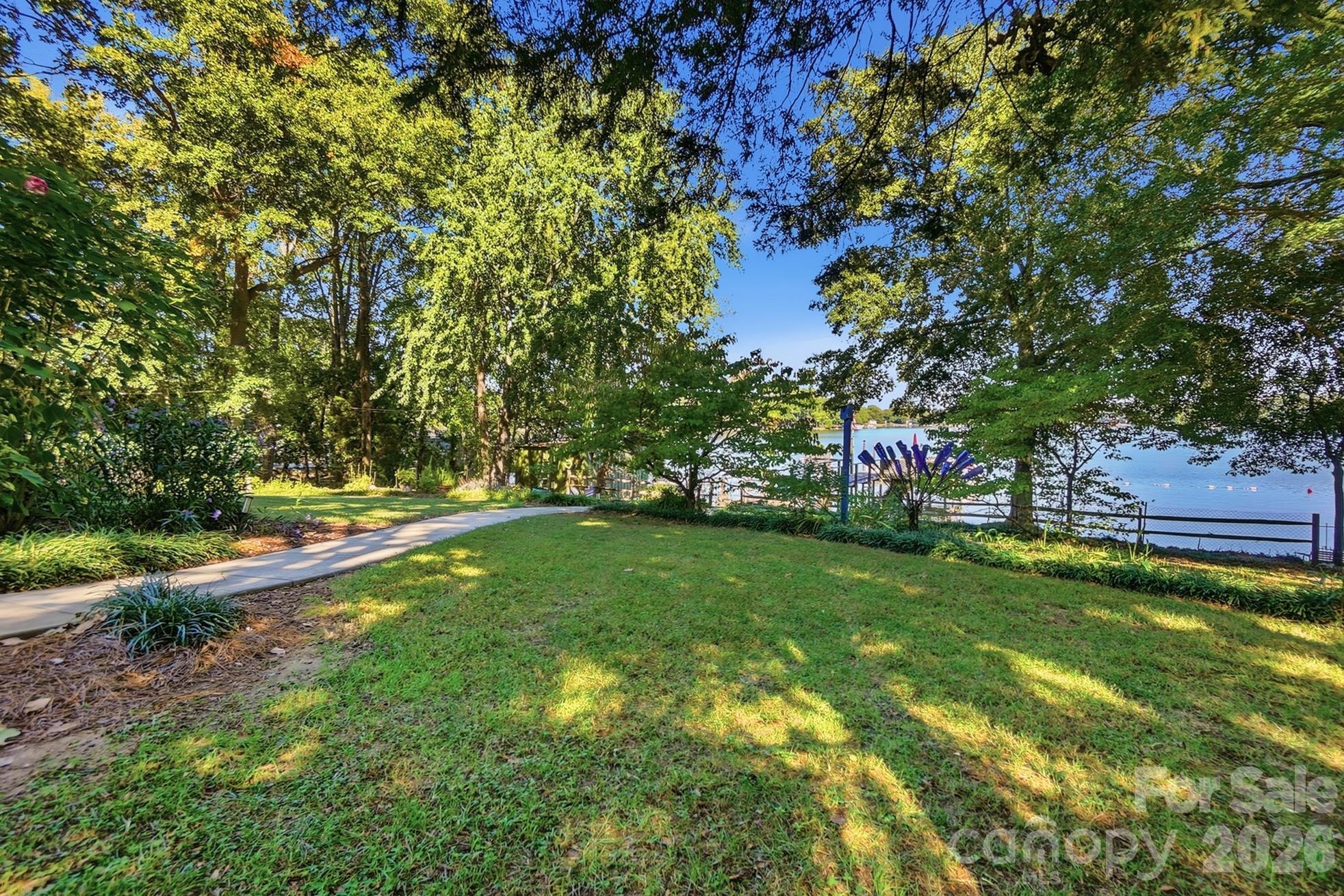 Beautifully landscaped yard with easy access to the water - 1669 Aragon Beach Road, Rock Hill