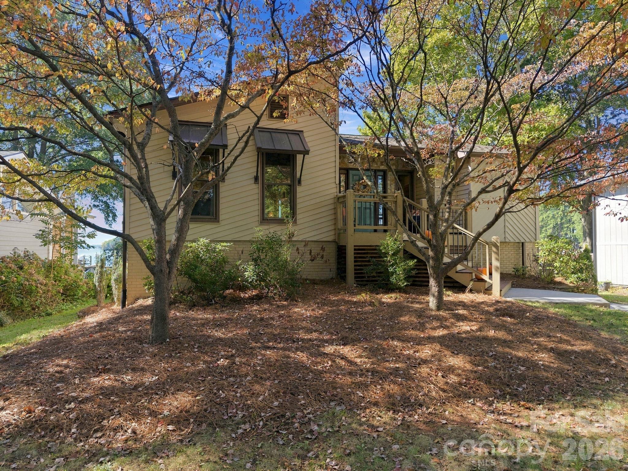 Single Family Residence at 20625 Island Forest Drive, Cornelius, photo 4 of 48