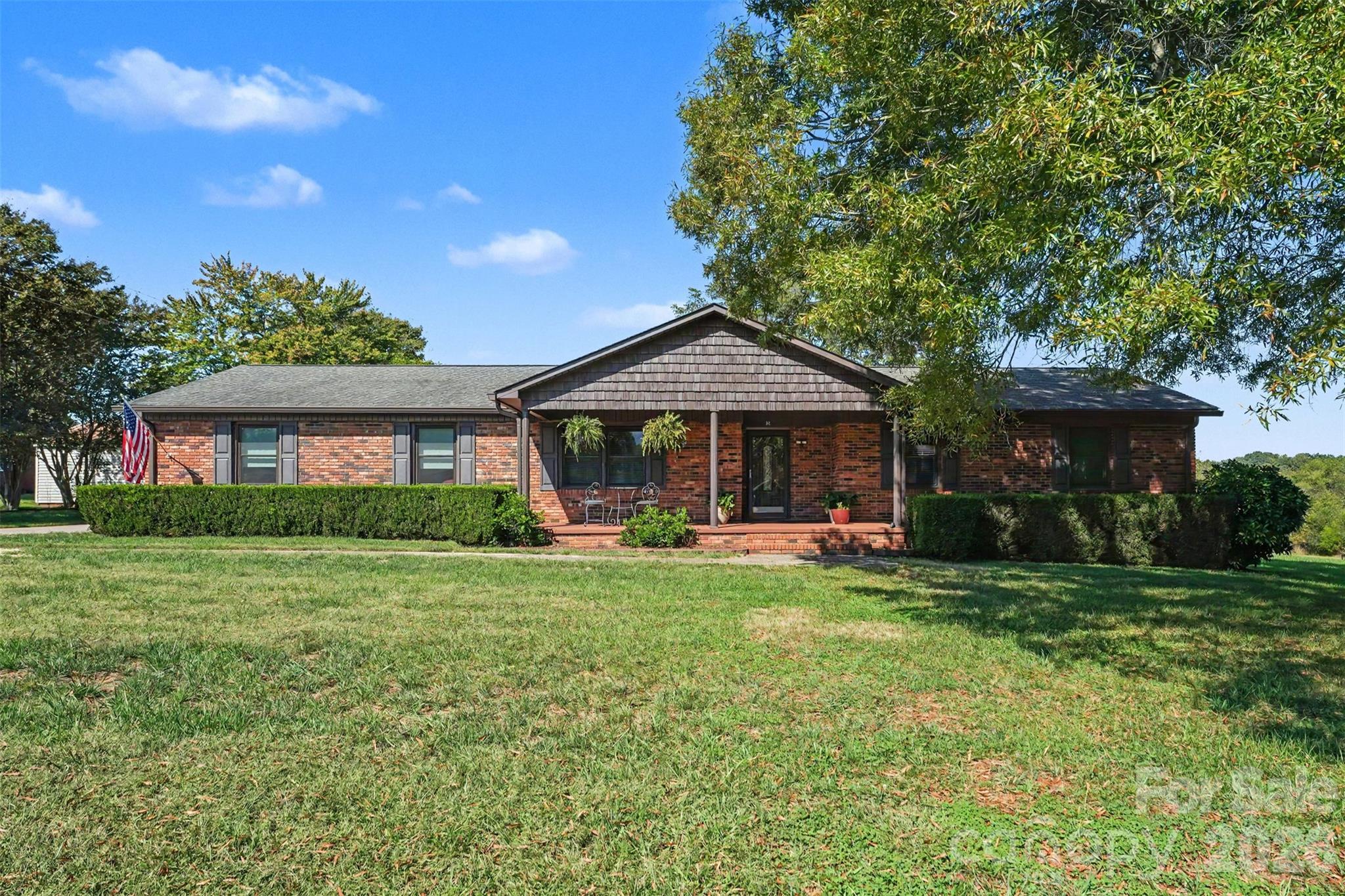 Single Family Residence at 117 Oak Hill Lane, Statesville, photo 2 of 26
