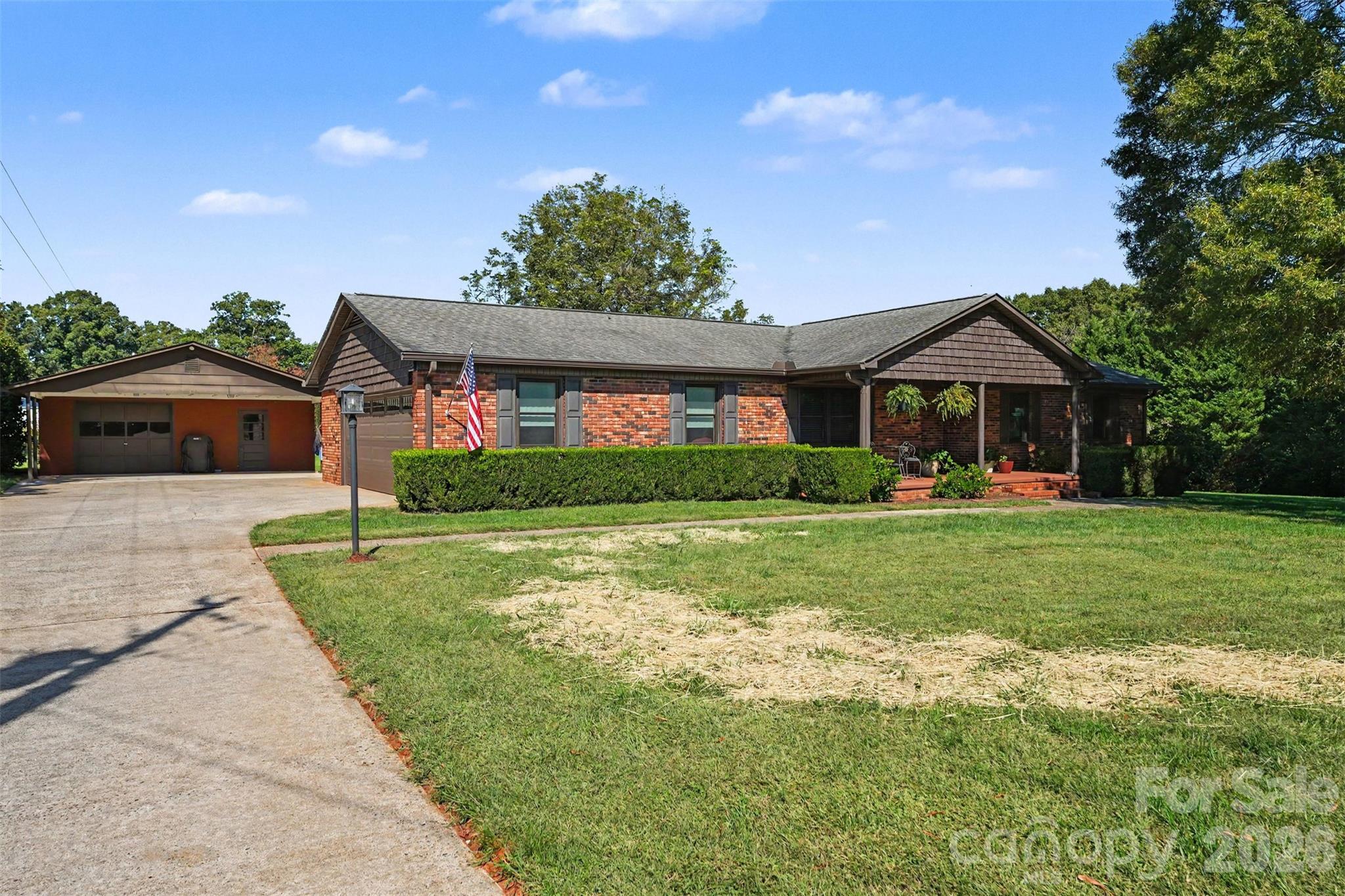 Single Family Residence at 117 Oak Hill Lane, Statesville, photo 4 of 26